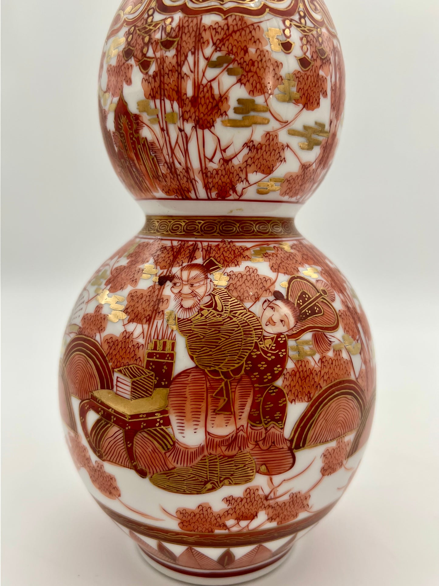 ANTIQUE KUTANI WARE GOURD SHAPED PORCELAIN VASE, CIRCA mid 1800s