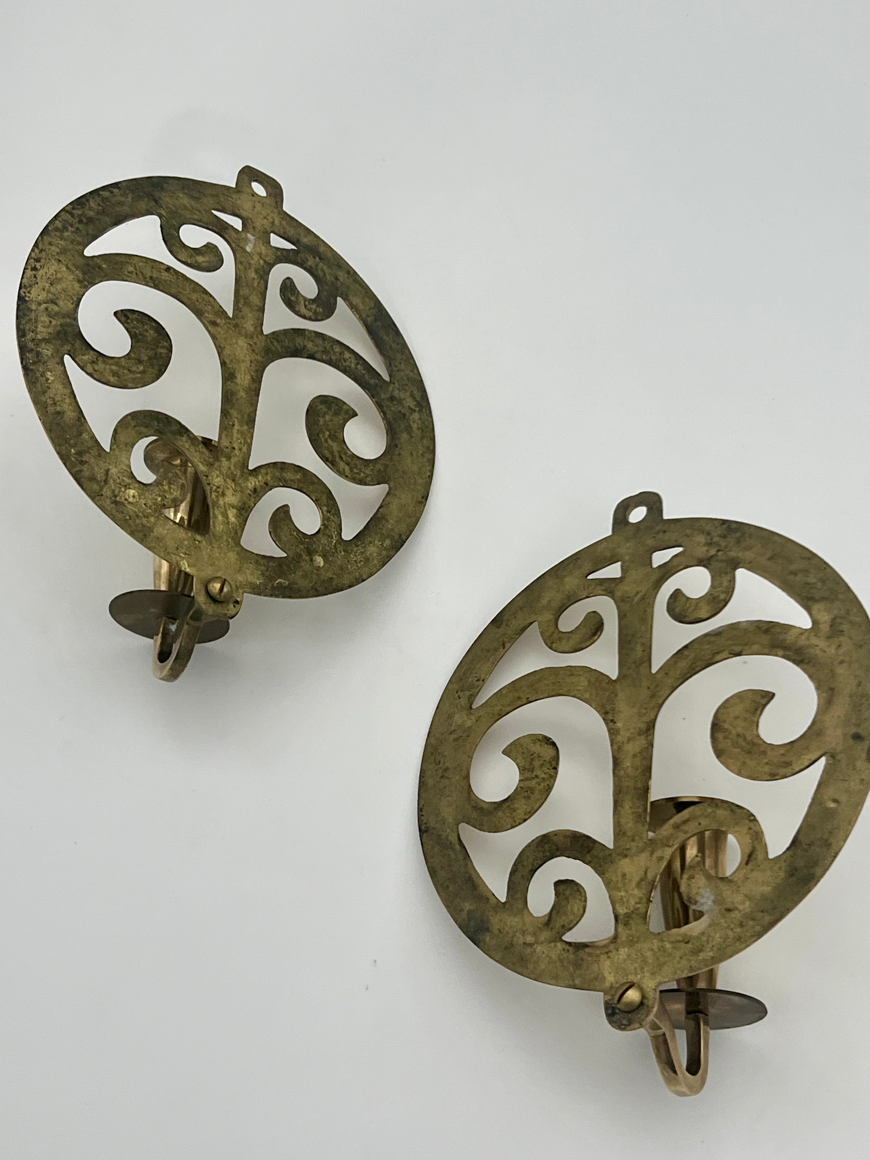 PAIR OF VINTAGE BRASS WALL SCONCES WITH SCROLL DESIGN