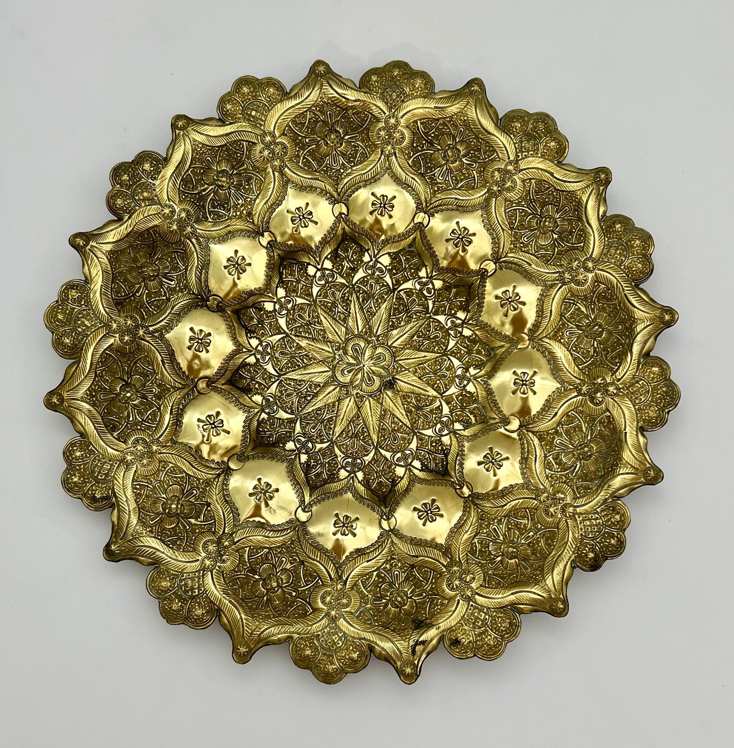 BOHO CHIC ANTIQUE MORACCAN HAND HAMMERED BRASS WALL HANGING TRAY, CIRCA 1940s