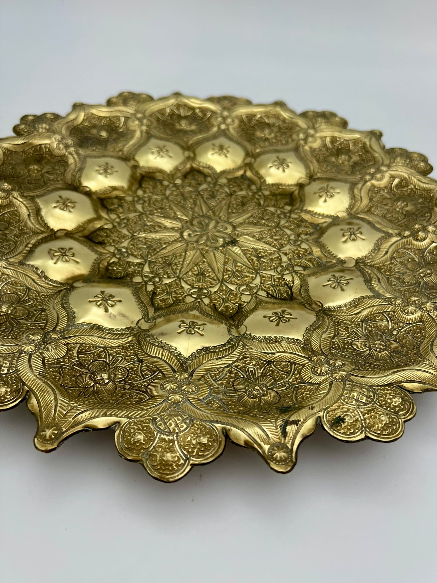 BOHO CHIC ANTIQUE MORACCAN HAND HAMMERED BRASS WALL HANGING TRAY, CIRCA 1940s