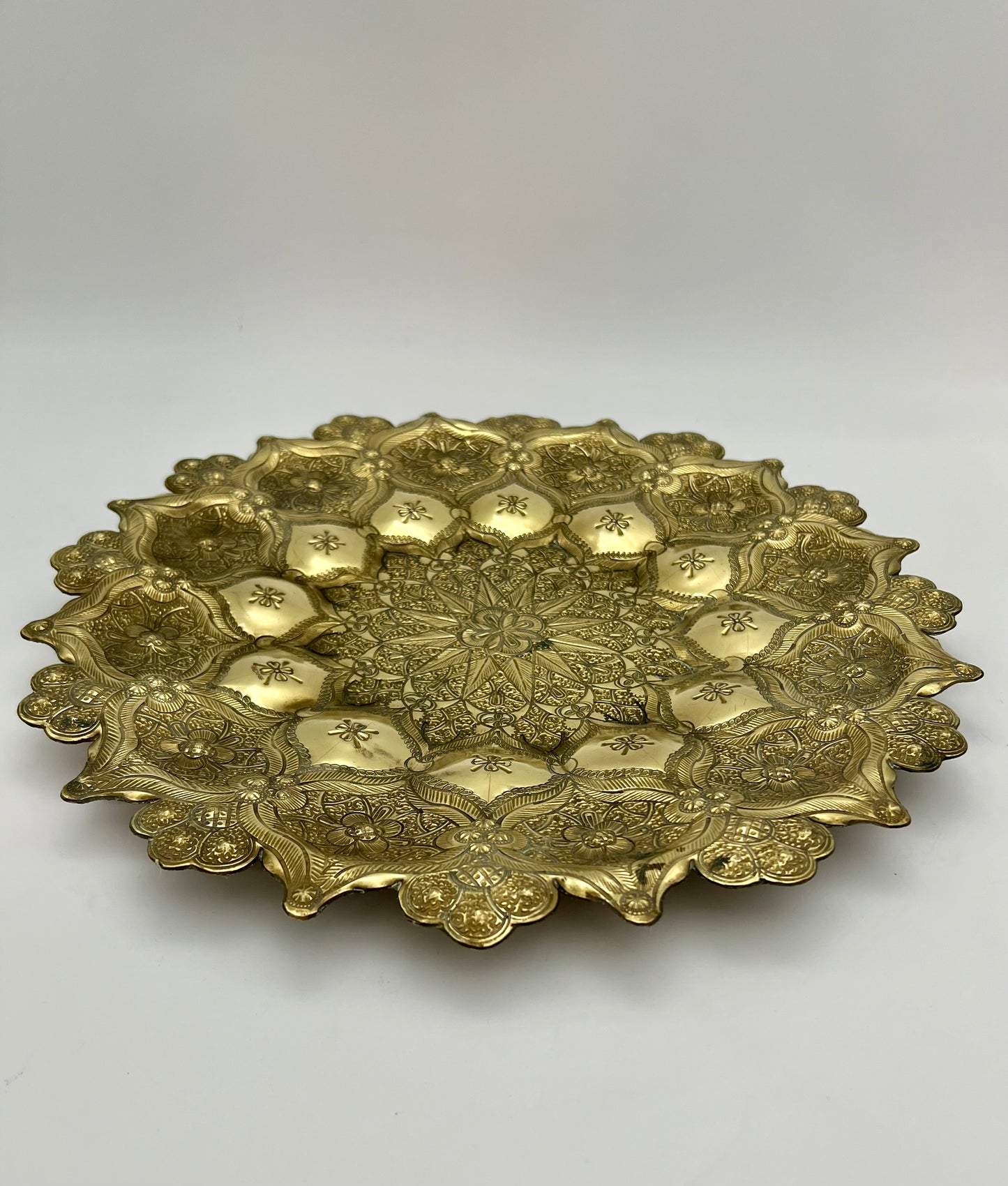 BOHO CHIC ANTIQUE MORACCAN HAND HAMMERED BRASS WALL HANGING TRAY, CIRCA 1940s