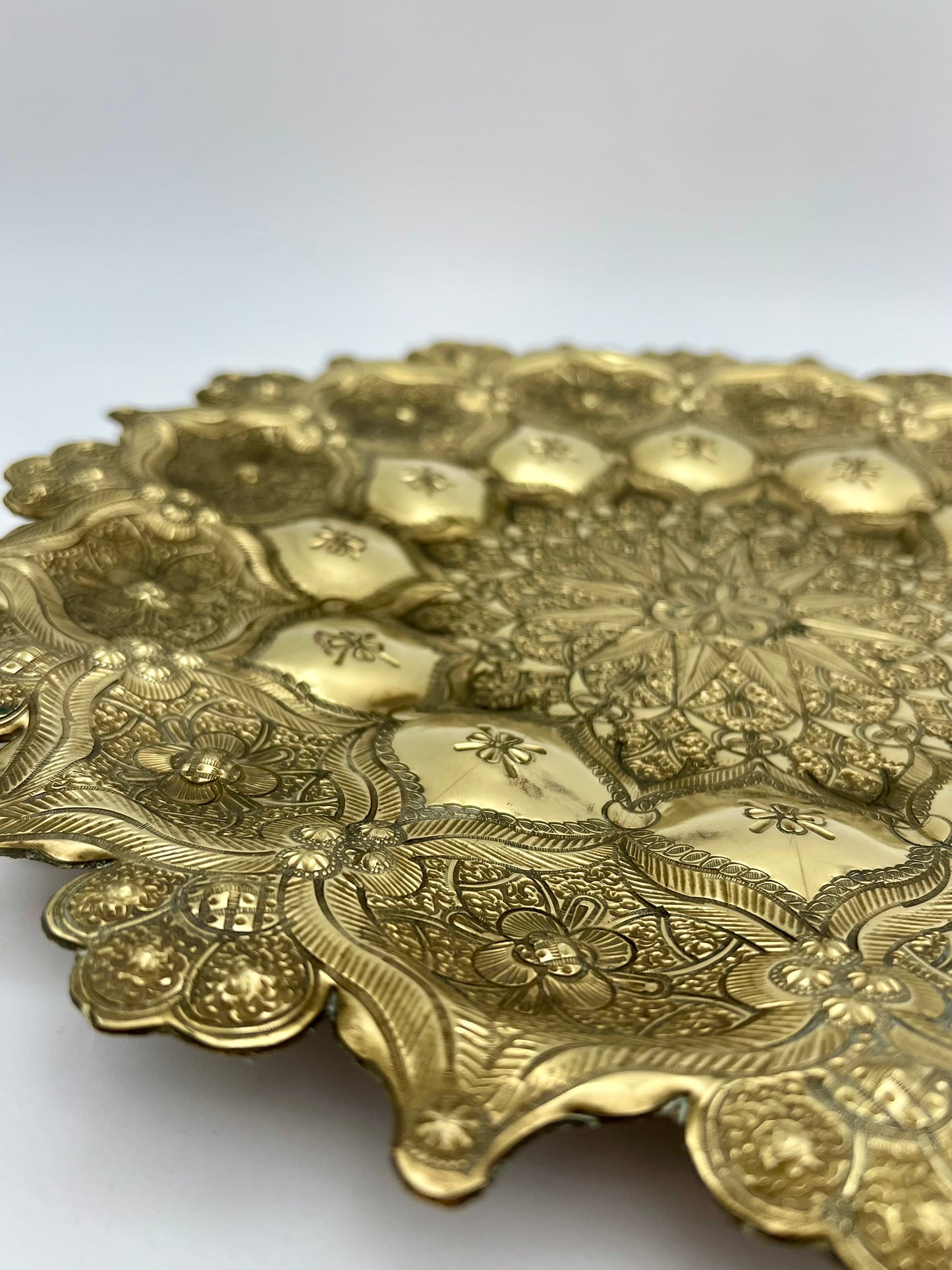 BOHO CHIC ANTIQUE MORACCAN HAND HAMMERED BRASS WALL HANGING TRAY, CIRCA 1940s