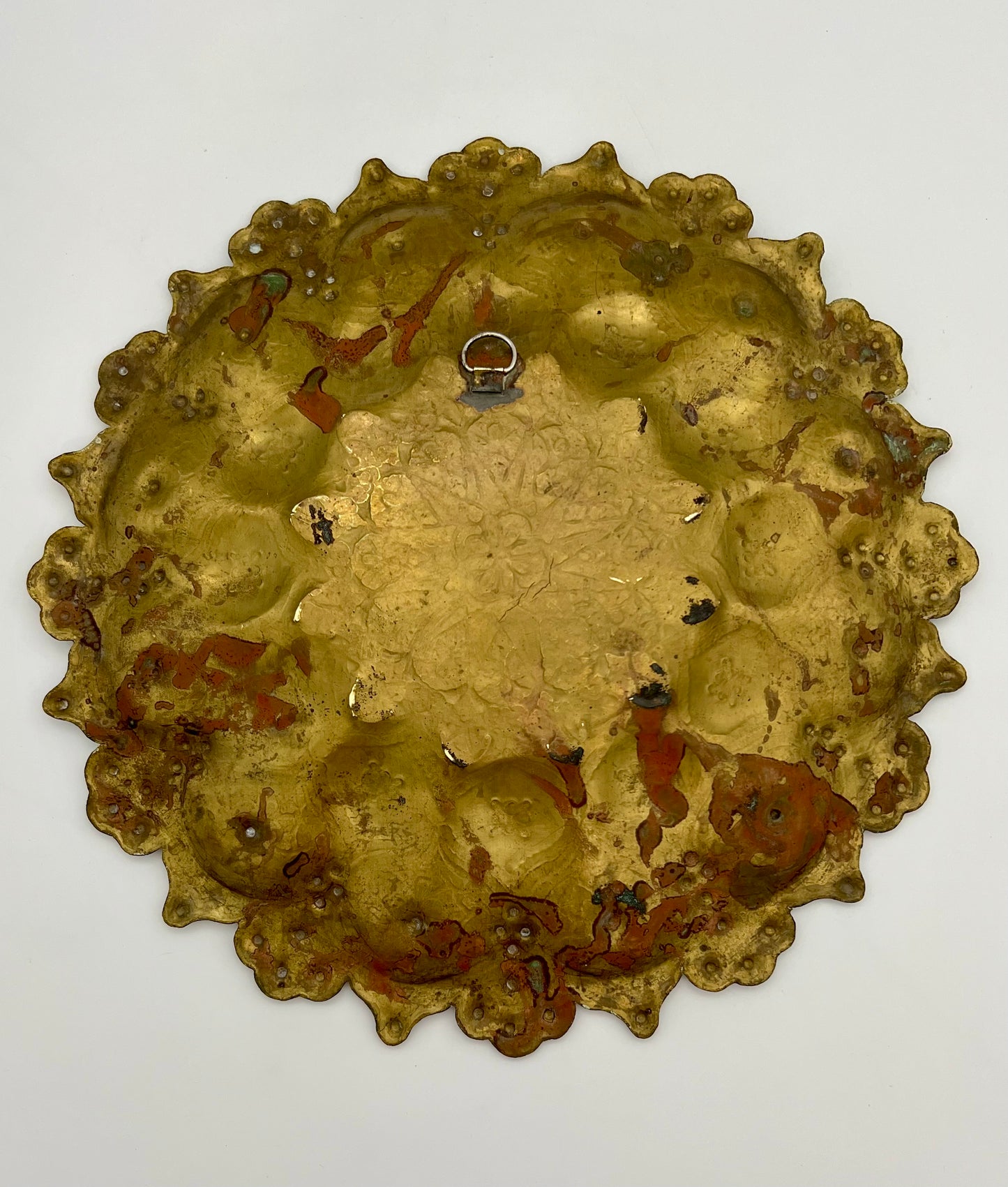 BOHO CHIC ANTIQUE MORACCAN HAND HAMMERED BRASS WALL HANGING TRAY, CIRCA 1940s