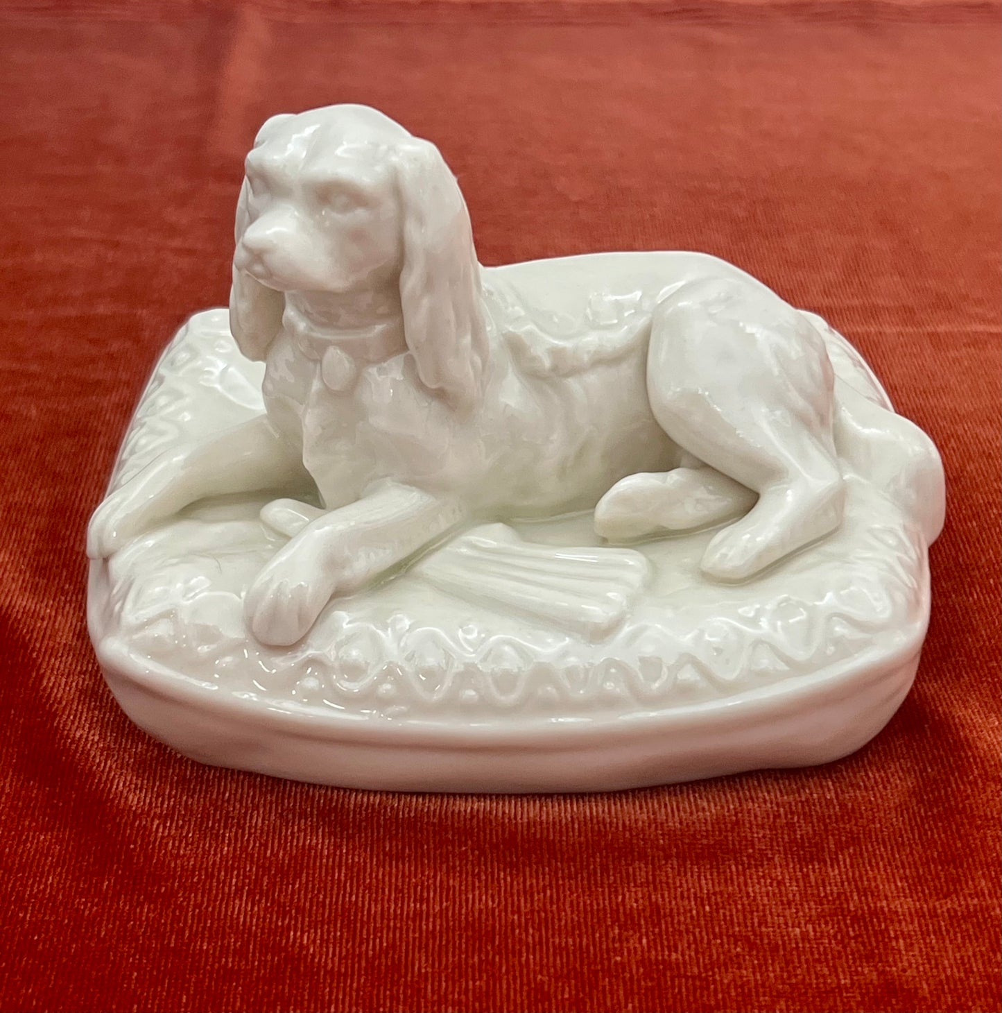 VINTAGE MINT CONDITION BELLEEK WHITE SPANIEL ON PILLOW FIGURINE, CIRCA 1979