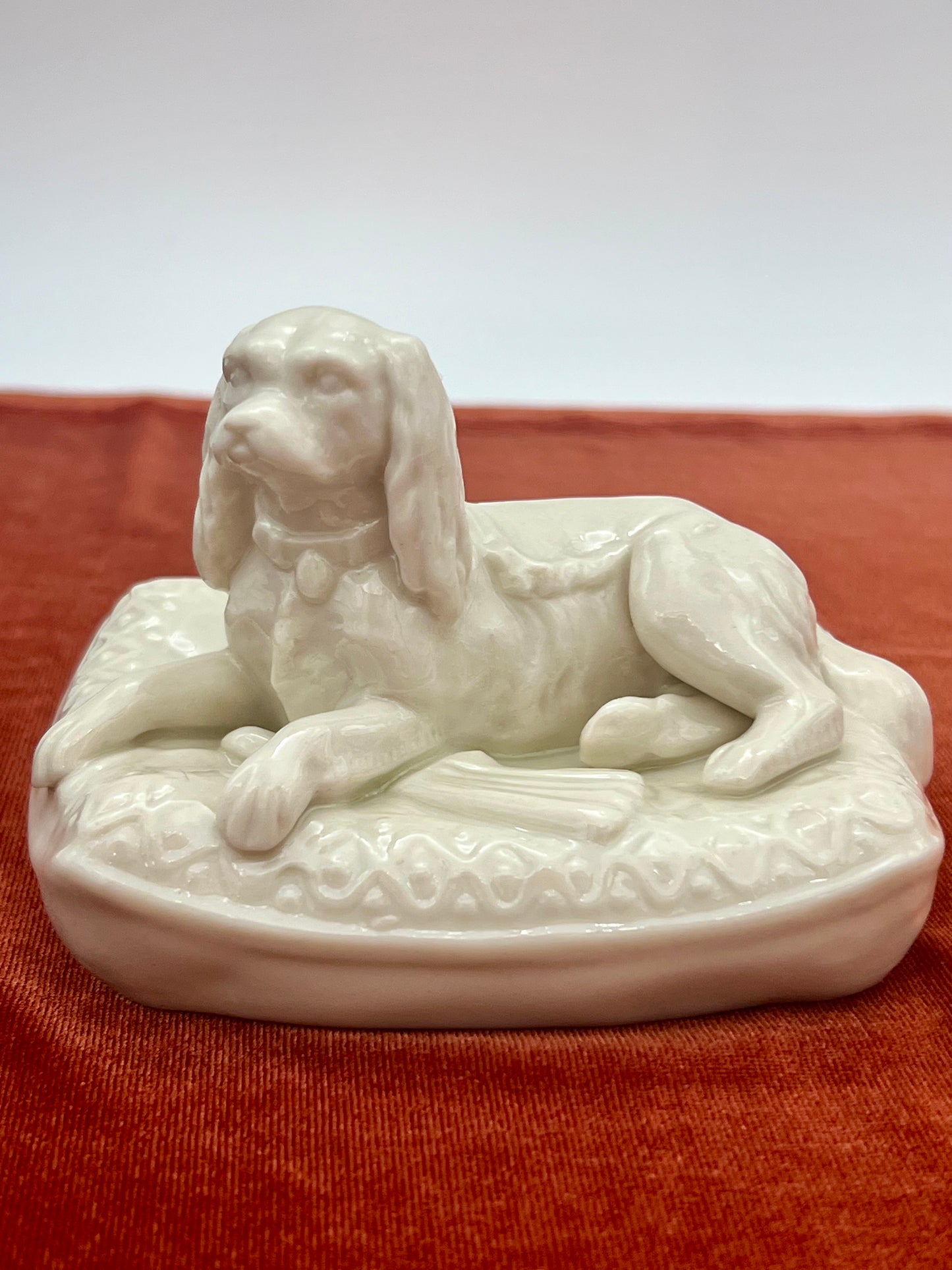 VINTAGE MINT CONDITION BELLEEK WHITE SPANIEL ON PILLOW FIGURINE, CIRCA 1979