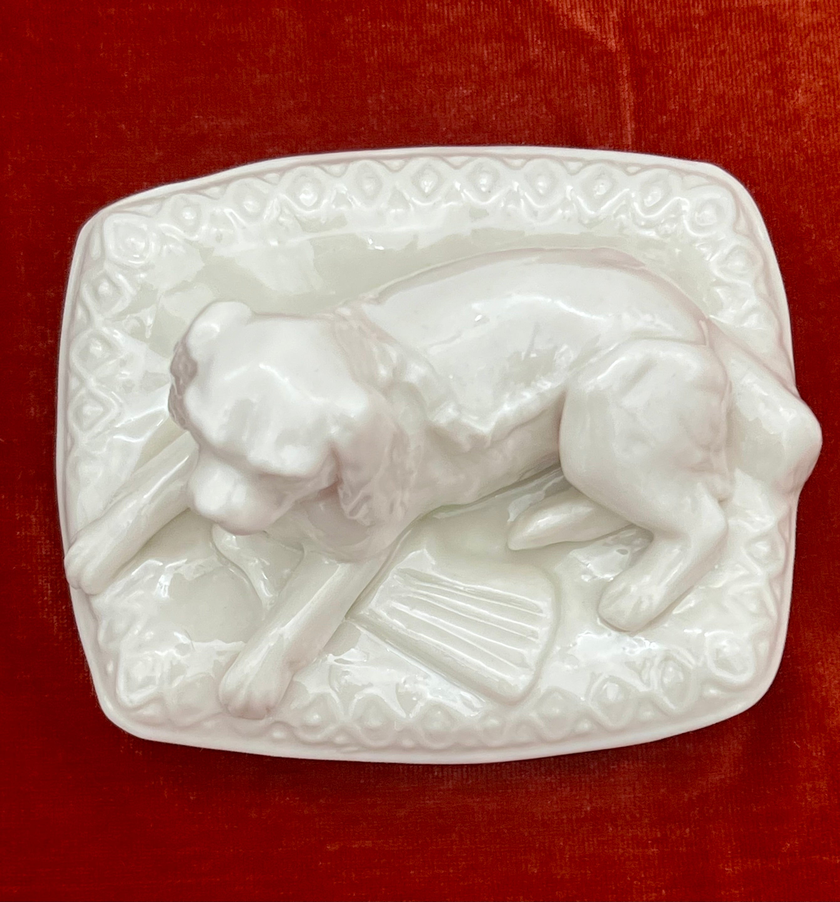 BELLEEK IRELAND PORCELAIN DOG ON PILLOW – 3RD GREEN MARK (1926–1946)