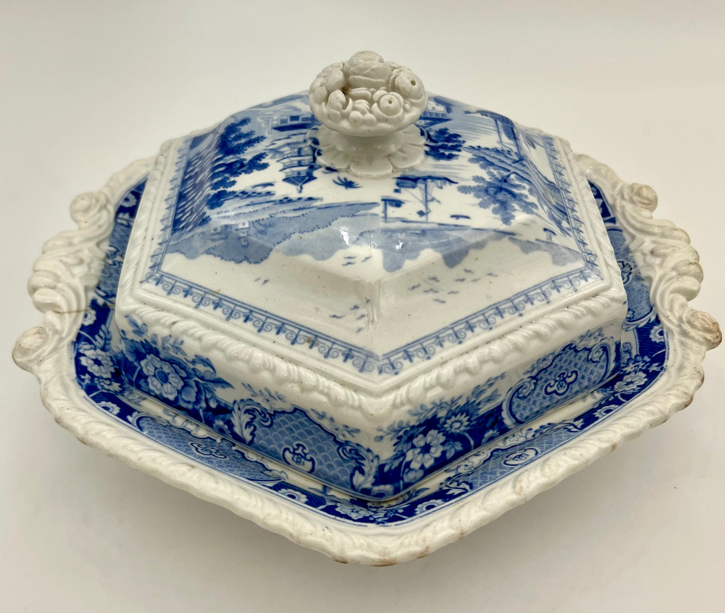 GEORGIAN BLUE AND WHITE RIDGEWAY INDIAN TEMPLE HEXAGON COVERED SERVING DISH, CIRCA 1820