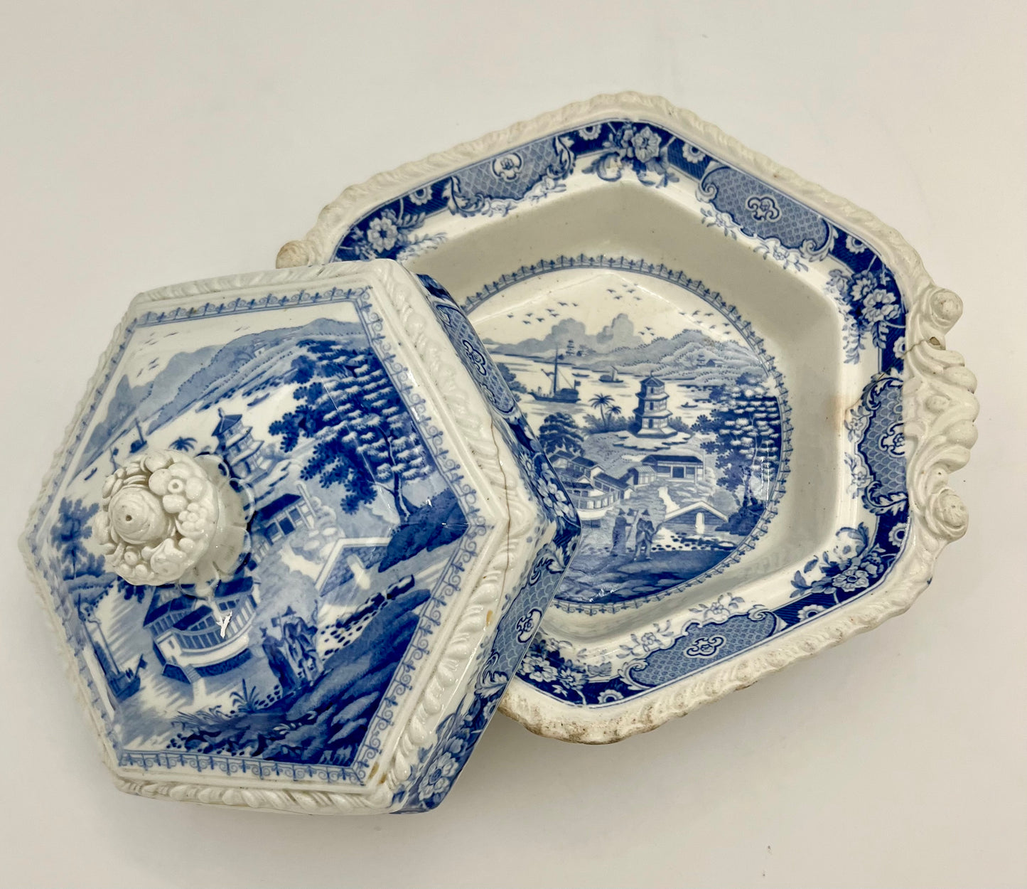GEORGIAN BLUE AND WHITE RIDGEWAY INDIAN TEMPLE HEXAGON COVERED SERVING DISH, CIRCA 1820
