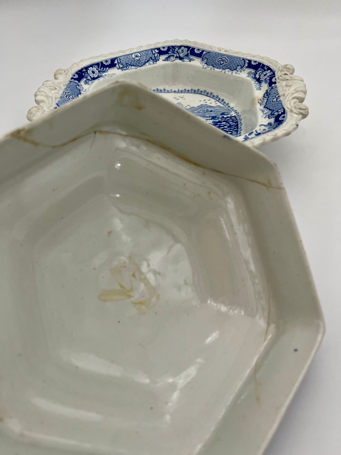 GEORGIAN BLUE AND WHITE RIDGEWAY INDIAN TEMPLE HEXAGON COVERED SERVING DISH, CIRCA 1820