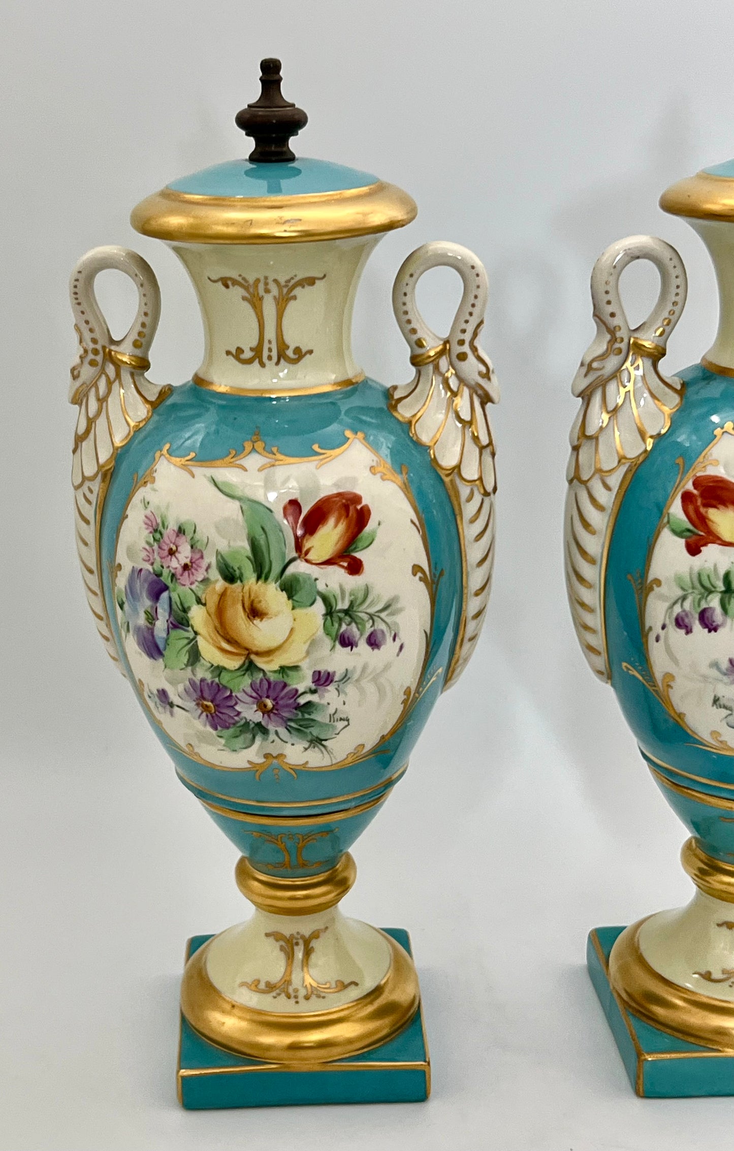PAIR OF ANTIQUE VIEUX PARIS FINE PORCELAIN DECORATIVE URNS, CIRCA 1840-1870
