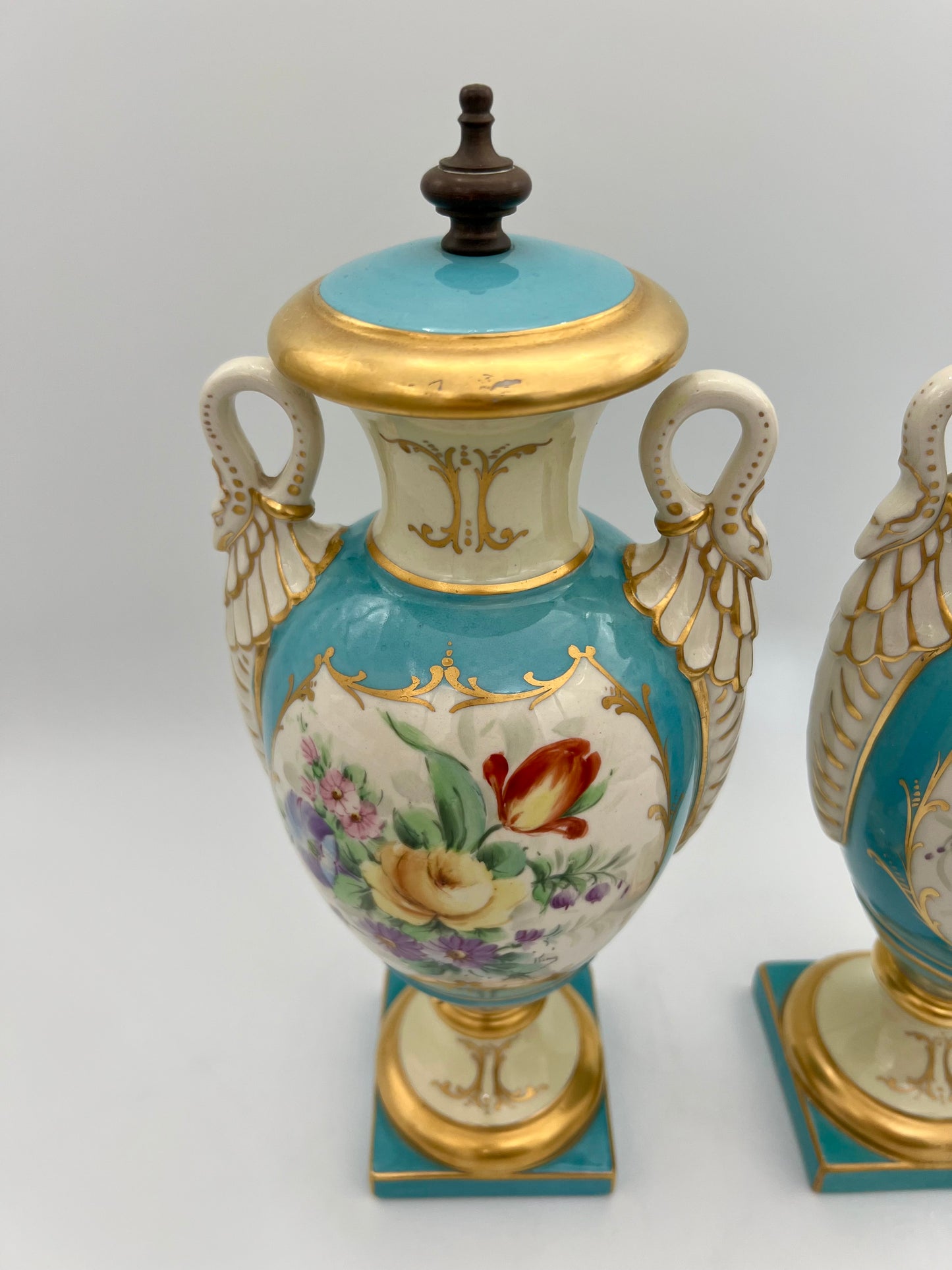 PAIR OF ANTIQUE VIEUX PARIS FINE PORCELAIN DECORATIVE URNS, CIRCA 1840-1870