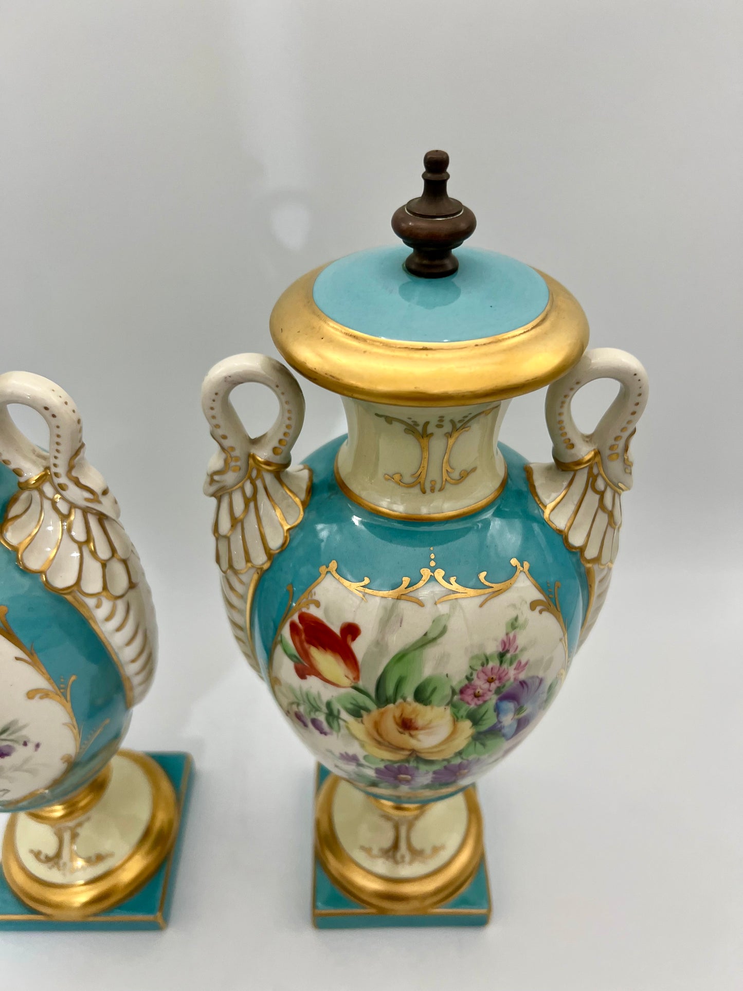 PAIR OF ANTIQUE VIEUX PARIS FINE PORCELAIN DECORATIVE URNS, CIRCA 1840-1870