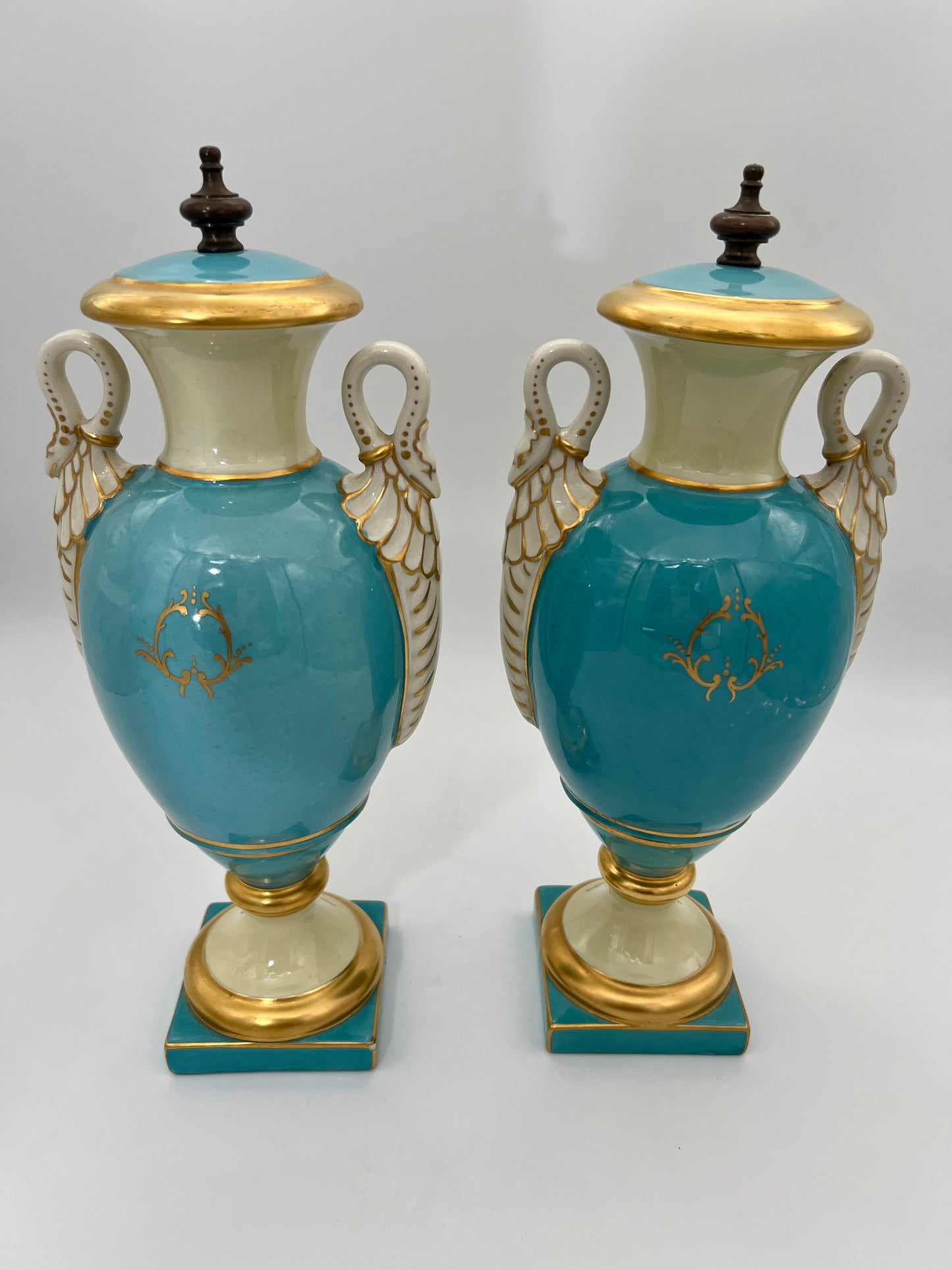 PAIR OF ANTIQUE VIEUX PARIS FINE PORCELAIN DECORATIVE URNS, CIRCA 1840-1870