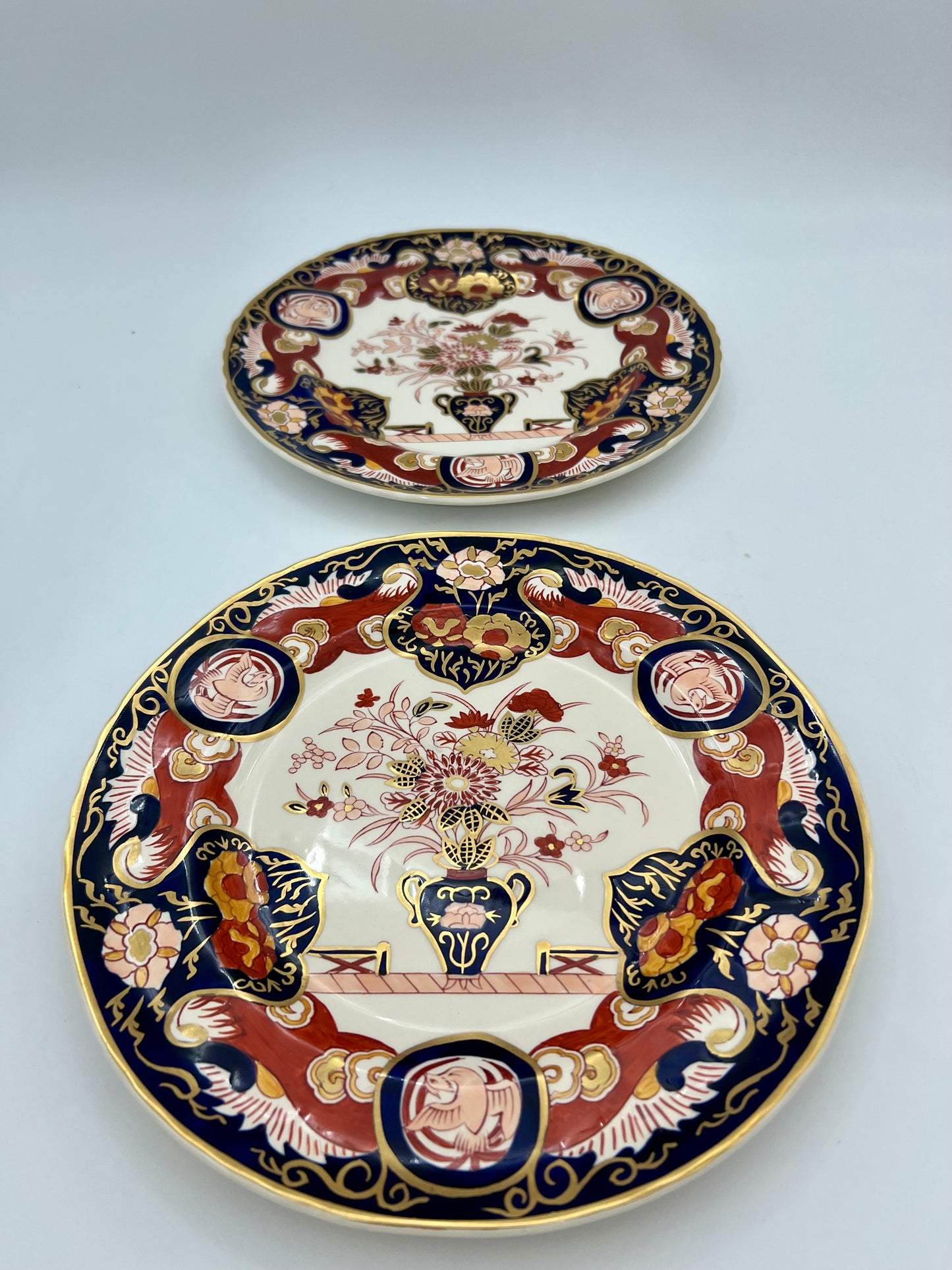 VINTAGE ENGLAND MASON'S IRONSTONE IMARI PATTERN DINNER PLATES, SET OF 2
