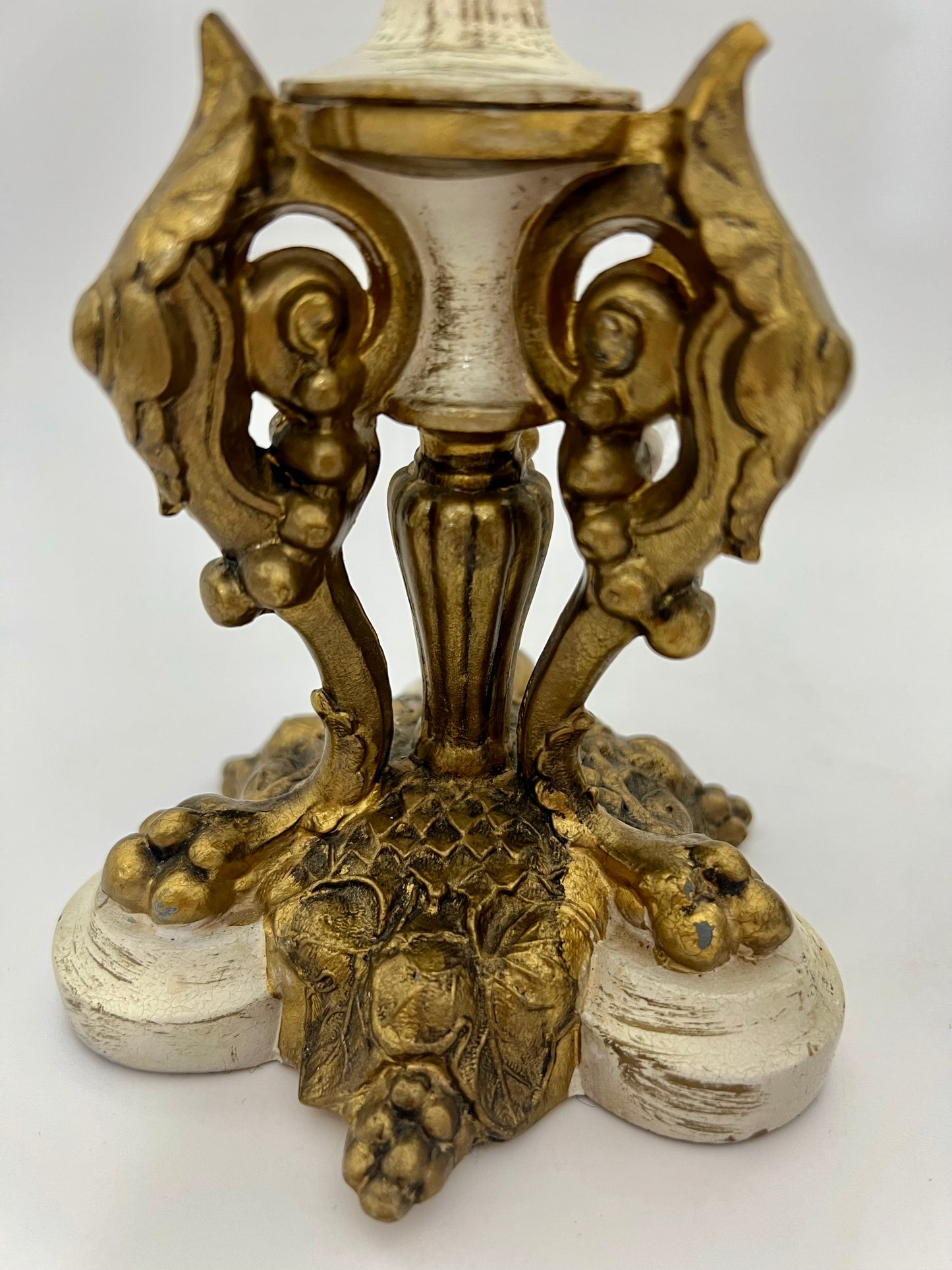VINTAGE PAIR OF HOLLYWOOD REGENCY NEOCLASSICAL CANDLESTICK HOLDERS