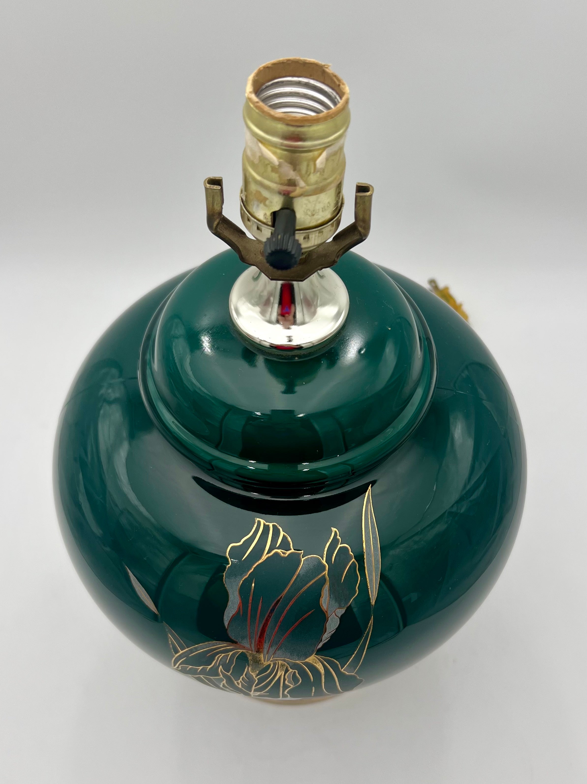 VINTAGE HOLLYWOOD REGENCY REVIVAL EMERALD GREEN ART GLASS LAMP WITH GILT IRIS – CIRCA 1970s–1980s – 17″