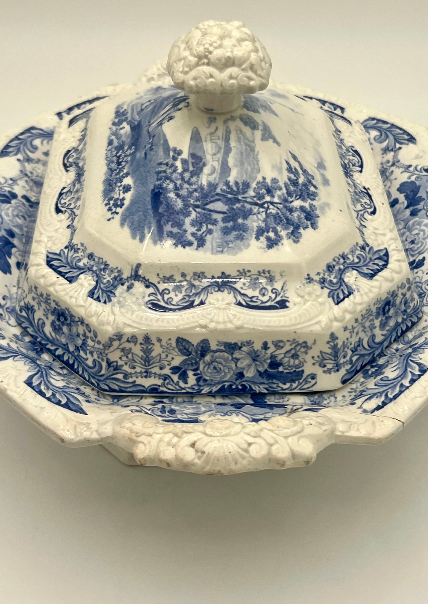 ANTIQUE ENGLISH STAFFORDSHIRE PORCELAIN COVERED VEGETABLE DISH, CIRCA 1860s