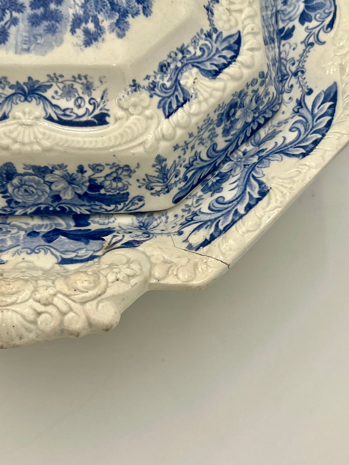 ANTIQUE ENGLISH STAFFORDSHIRE PORCELAIN COVERED VEGETABLE DISH, CIRCA 1860s