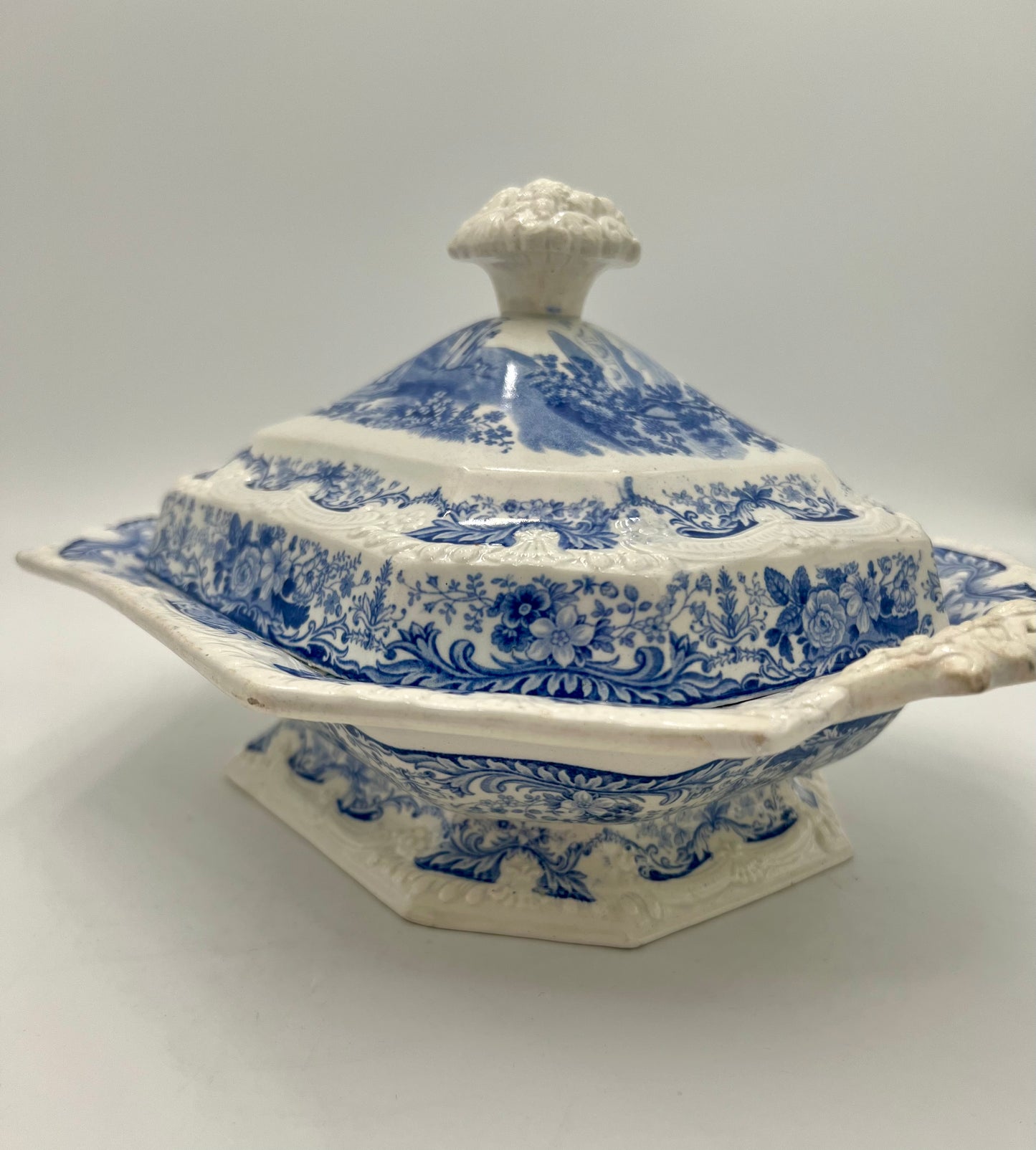 ANTIQUE ENGLISH STAFFORDSHIRE PORCELAIN COVERED VEGETABLE DISH, CIRCA 1860s
