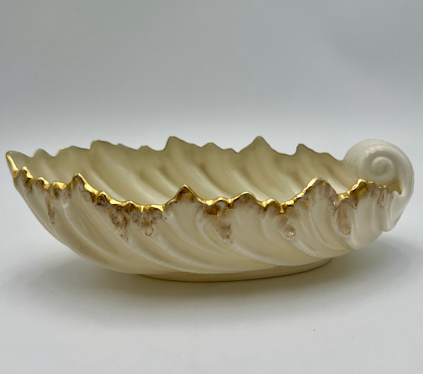 VINTAGE LENOX SHELL DISH WITH 24 K GOLD TRIM, CIRCA 1930S-1950s