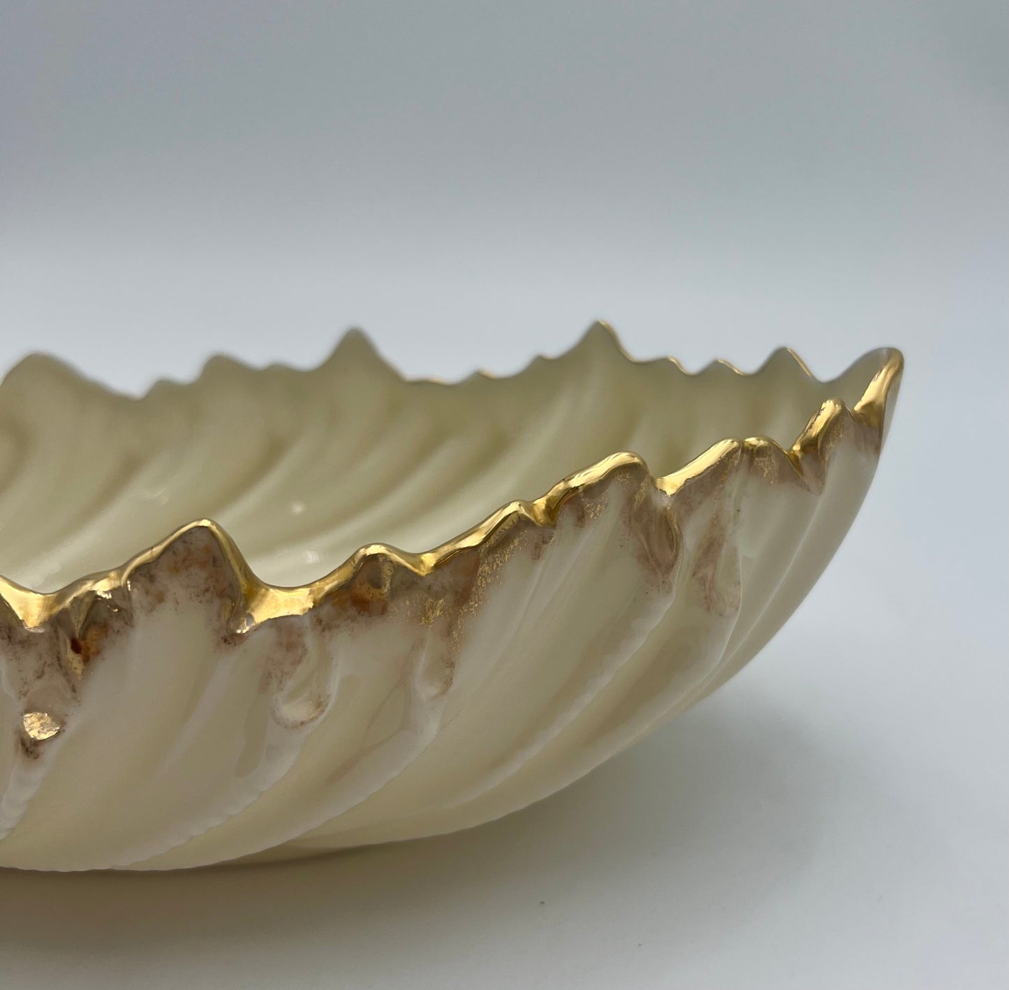VINTAGE LENOX SHELL DISH WITH 24 K GOLD TRIM, CIRCA 1930S-1950s