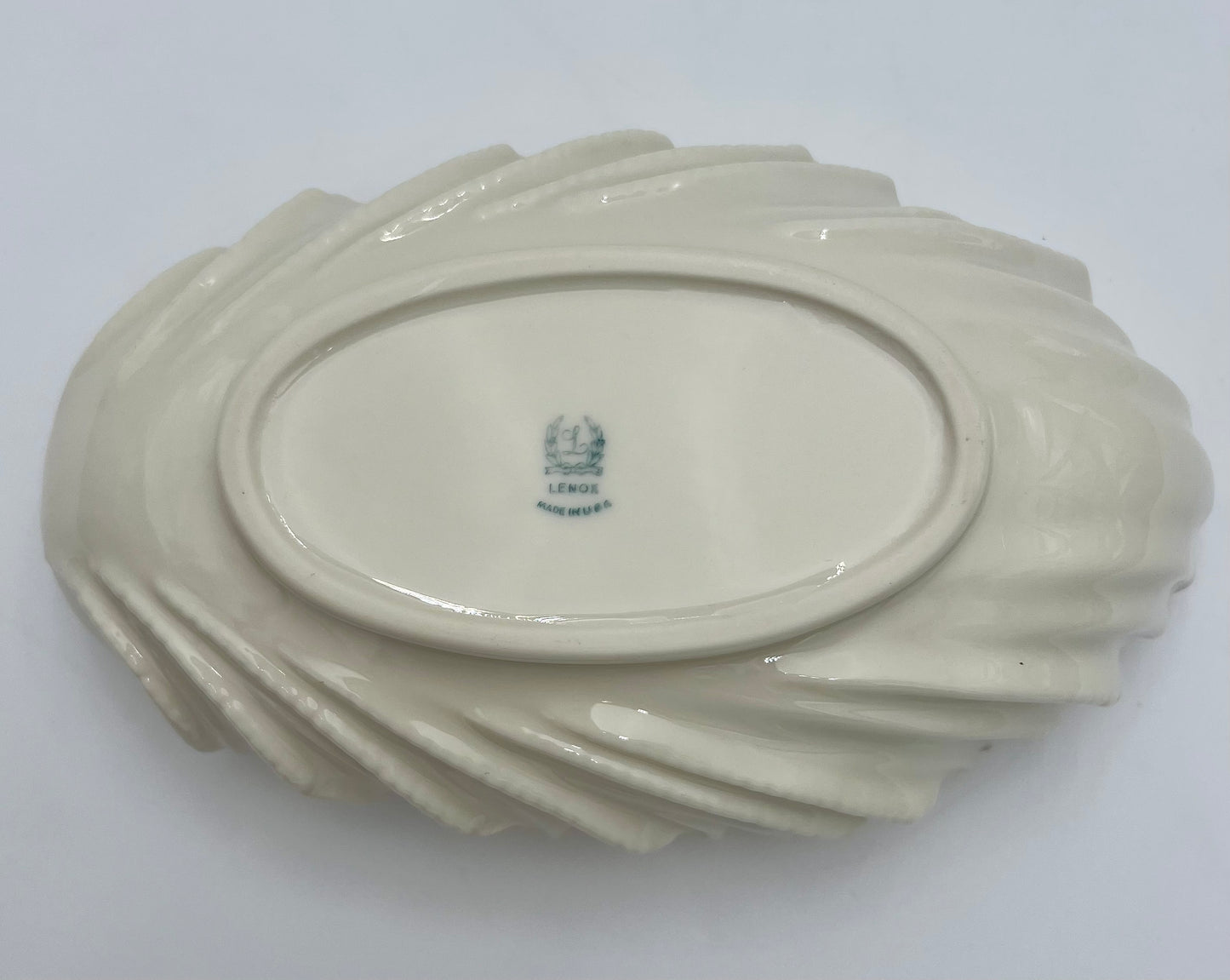 VINTAGE LENOX SHELL DISH WITH 24 K GOLD TRIM, CIRCA 1930S-1950s