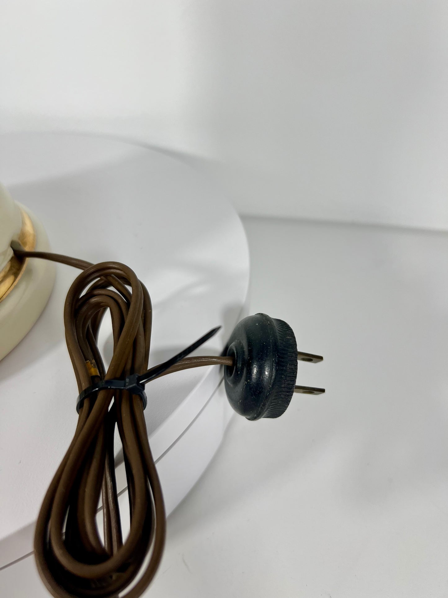 1940s IVORY AND GOLD FLOWER TABLE LAMP
