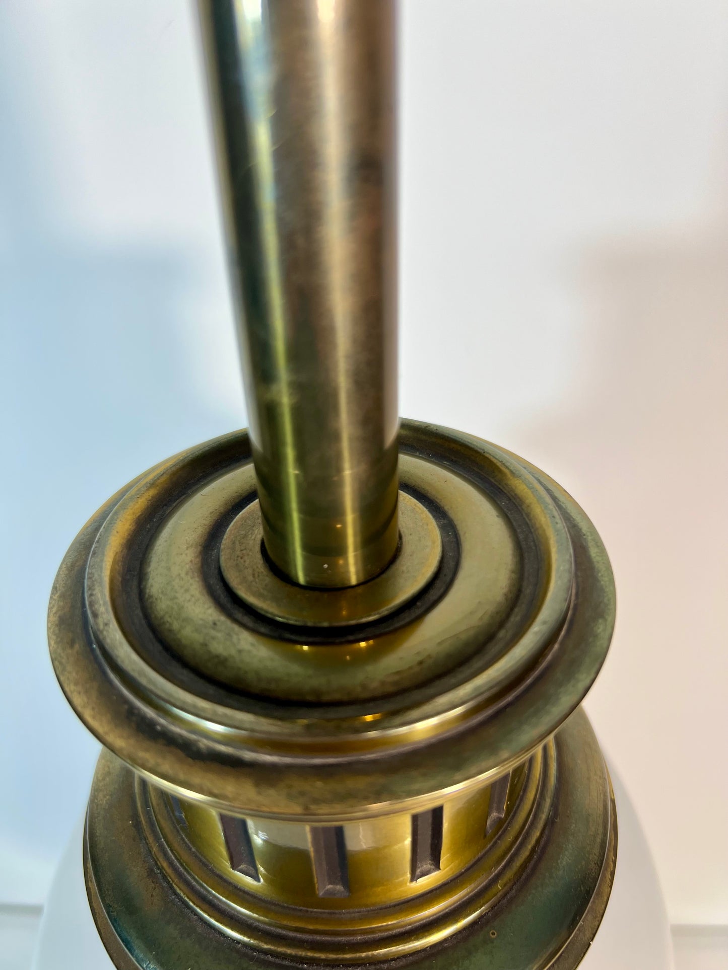 VERY RARE VINTAGE STIFFEL TORCHIERE HEAVY BRASS CHINOISERIE ORANGE AND WHITE LAMP, CIRCA 1946-1960