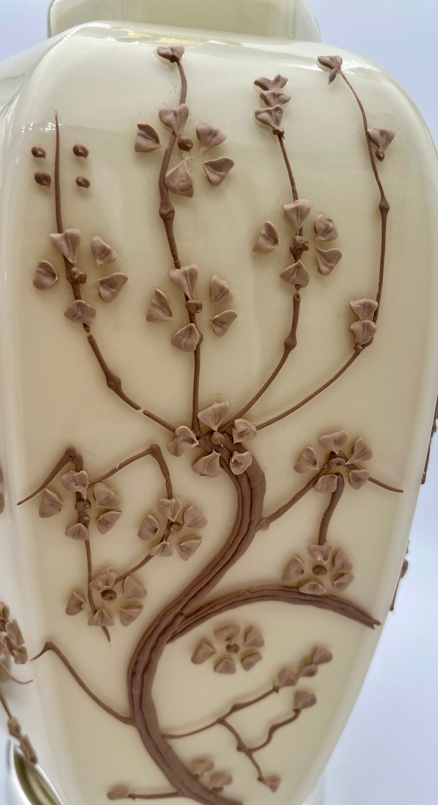 1970s CREAM AND BEIGE ART GLASS TABLE LAMP WITH 3D FLORAL DESIGN