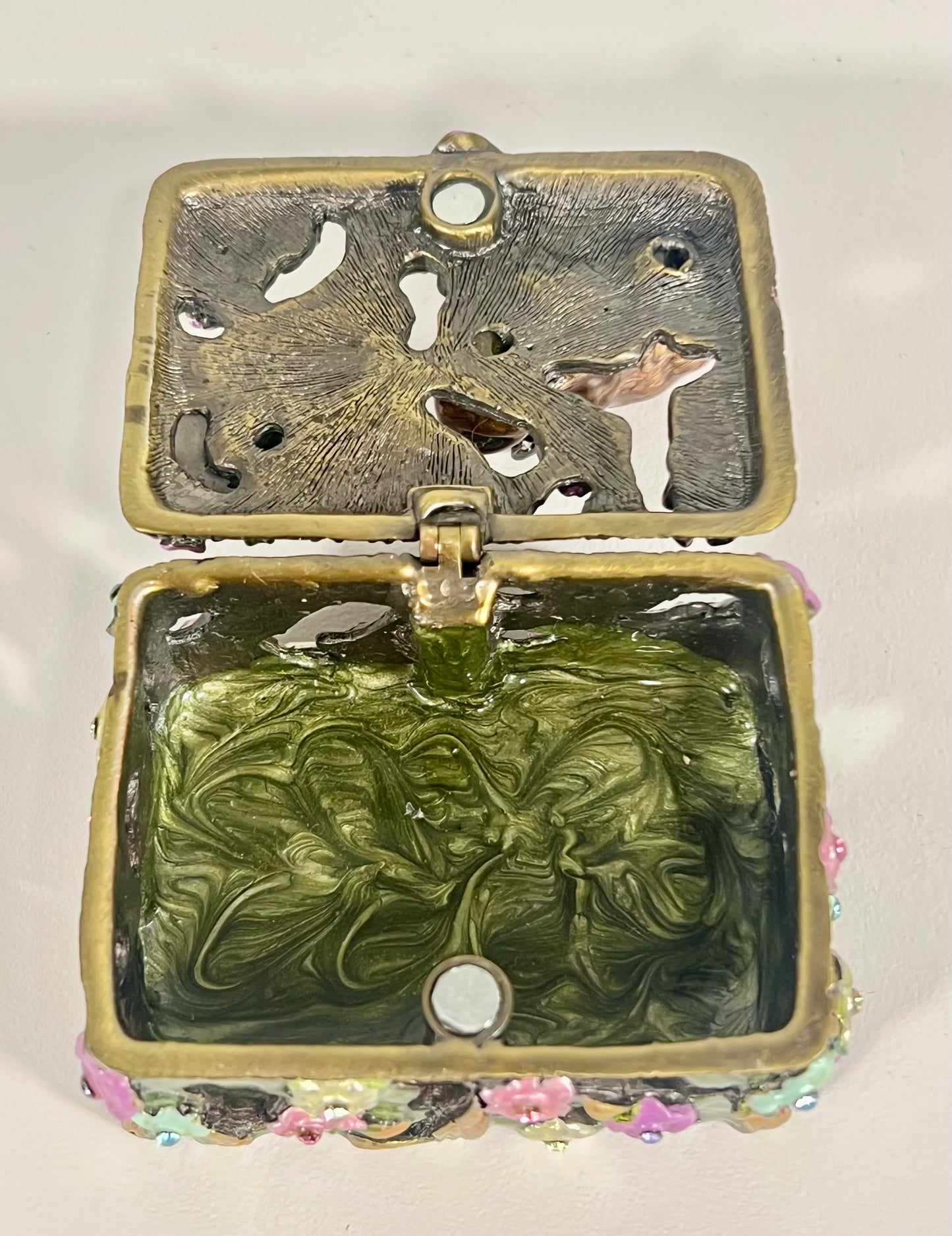 VINTAGE GARDEN CUT OUT TRINKET/JEWELRY BOX WITH A RABBIT AND DRAGONFLY WITH CRYSTAL DETAILS