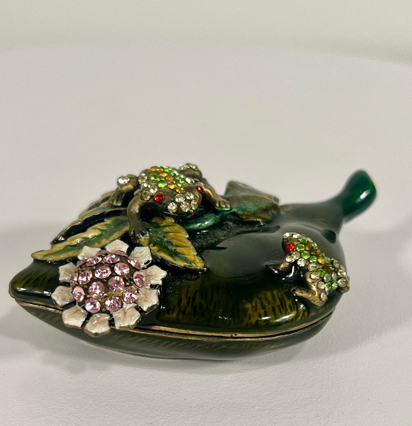 VINTAGE SMALL TRINKET/JEWELRY BOX SHAPED LIKE A LILY PAD WITH TWO FROGS AND A FLOWER