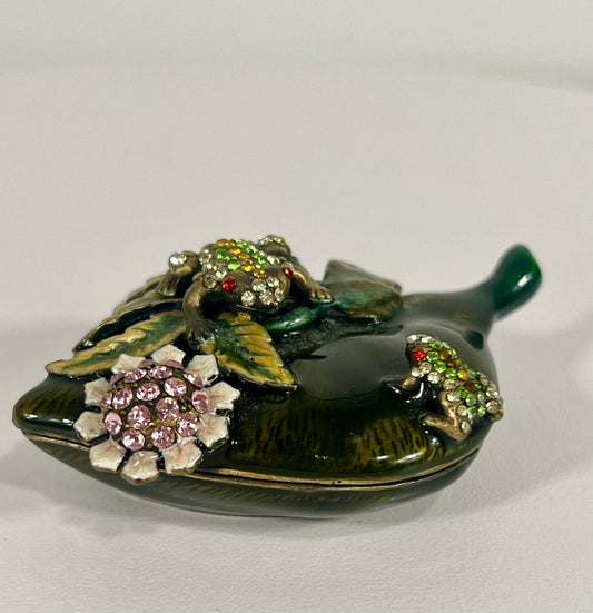 VINTAGE SMALL TRINKET/JEWELRY BOX SHAPED LIKE A LILY PAD WITH TWO FROGS AND A FLOWER
