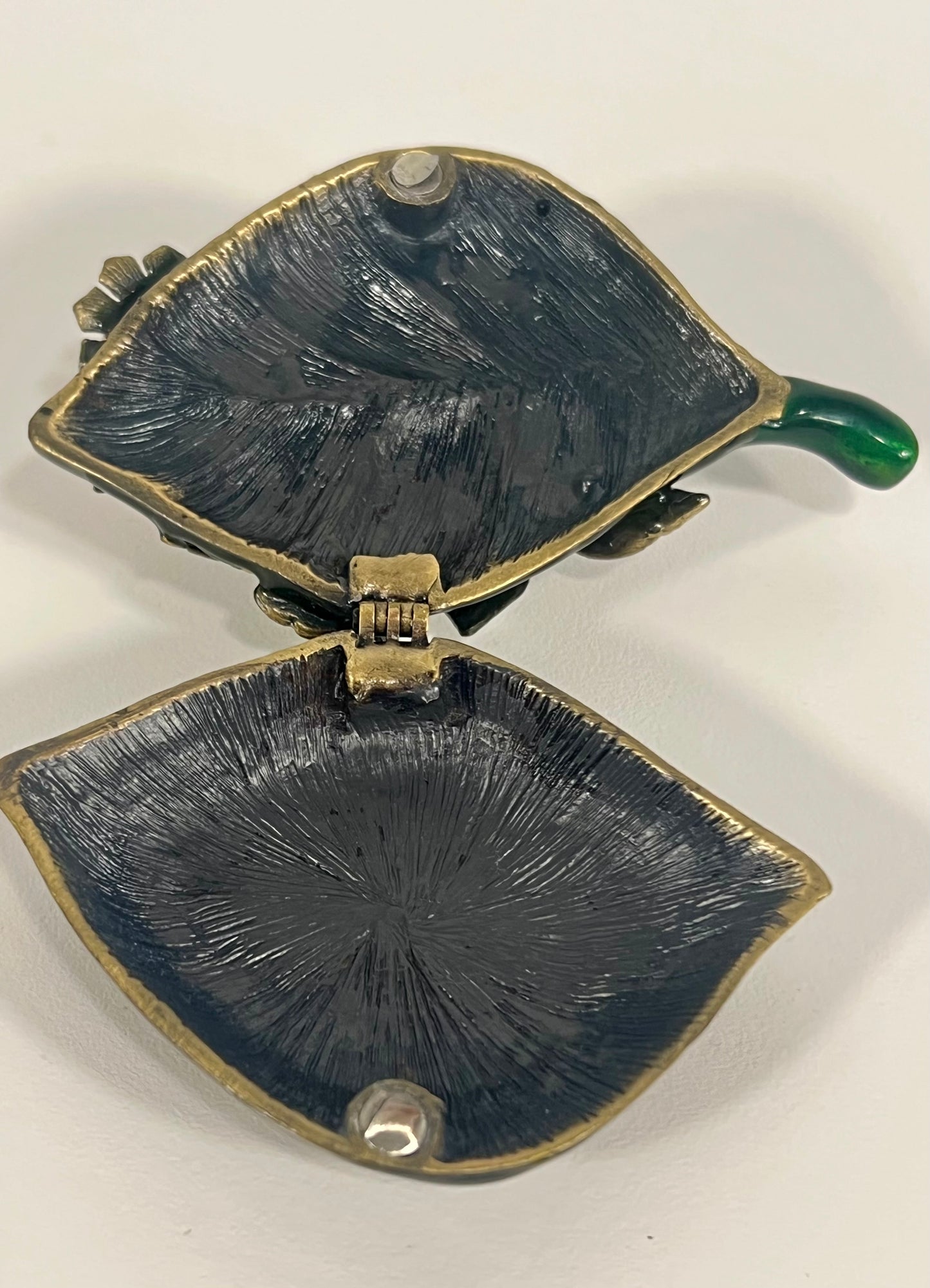 VINTAGE SMALL TRINKET/JEWELRY BOX SHAPED LIKE A LILY PAD WITH TWO FROGS AND A FLOWER