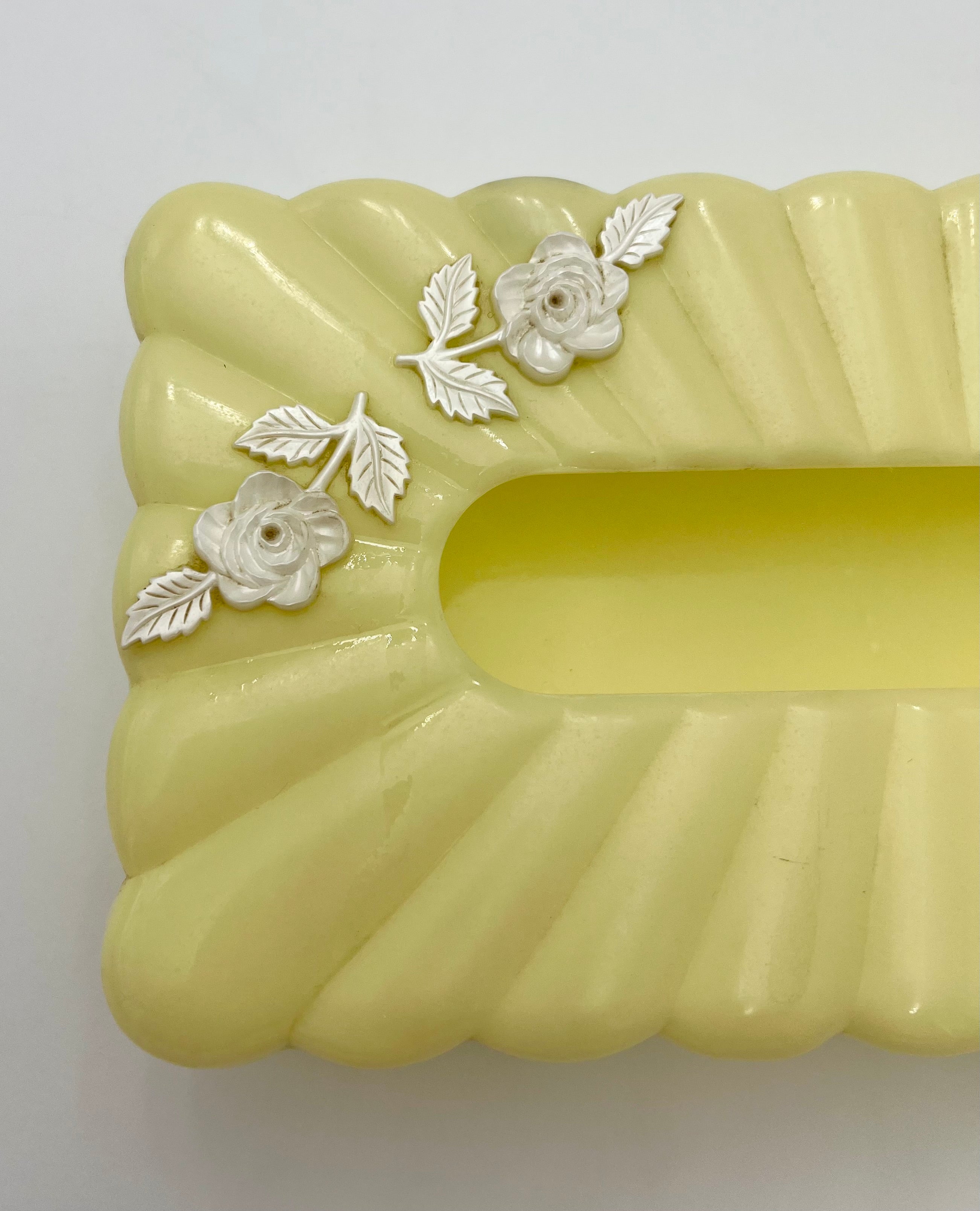 VINTAGE MENDA CO. YELLOW LUCITE TISSUE BOX COVER WITH WHITE FLORAL ACCENTS – 1950s MID CENTURY VANITY DECOR