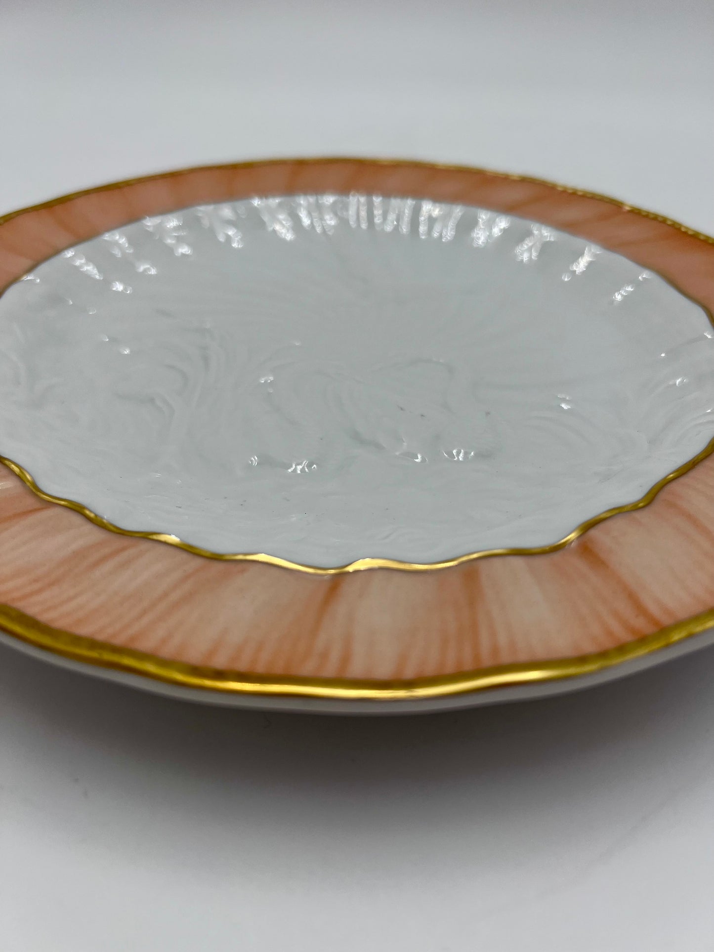 MOTTAHEDEH SALMON, WHITE, AND GOLD SWAN DECORATIVE PLATE, CIRCA 1980S