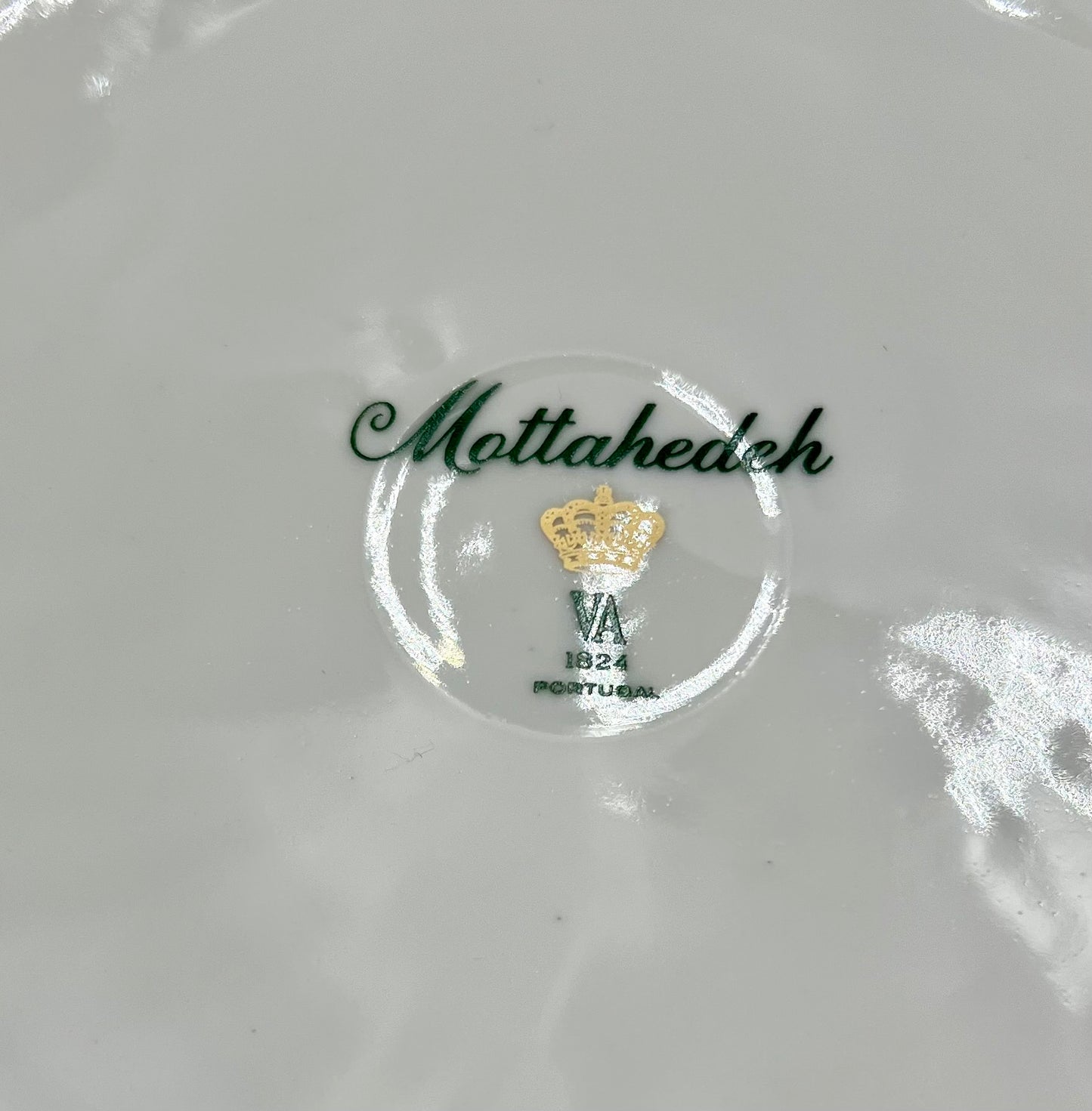 MOTTAHEDEH SALMON, WHITE, AND GOLD SWAN DECORATIVE PLATE, CIRCA 1980S