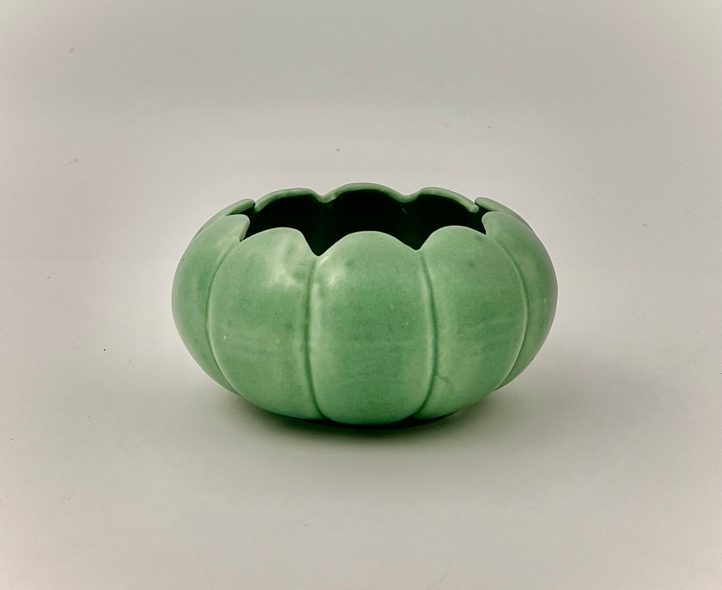 RARE SIGNED 1935 ART DECO BATES POTTERY OF CHICAGO SCALLOPED GREEN PLANTER BOWL