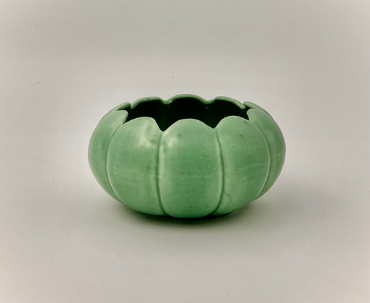 RARE SIGNED 1935 ART DECO BATES POTTERY OF CHICAGO SCALLOPED GREEN PLANTER BOWL