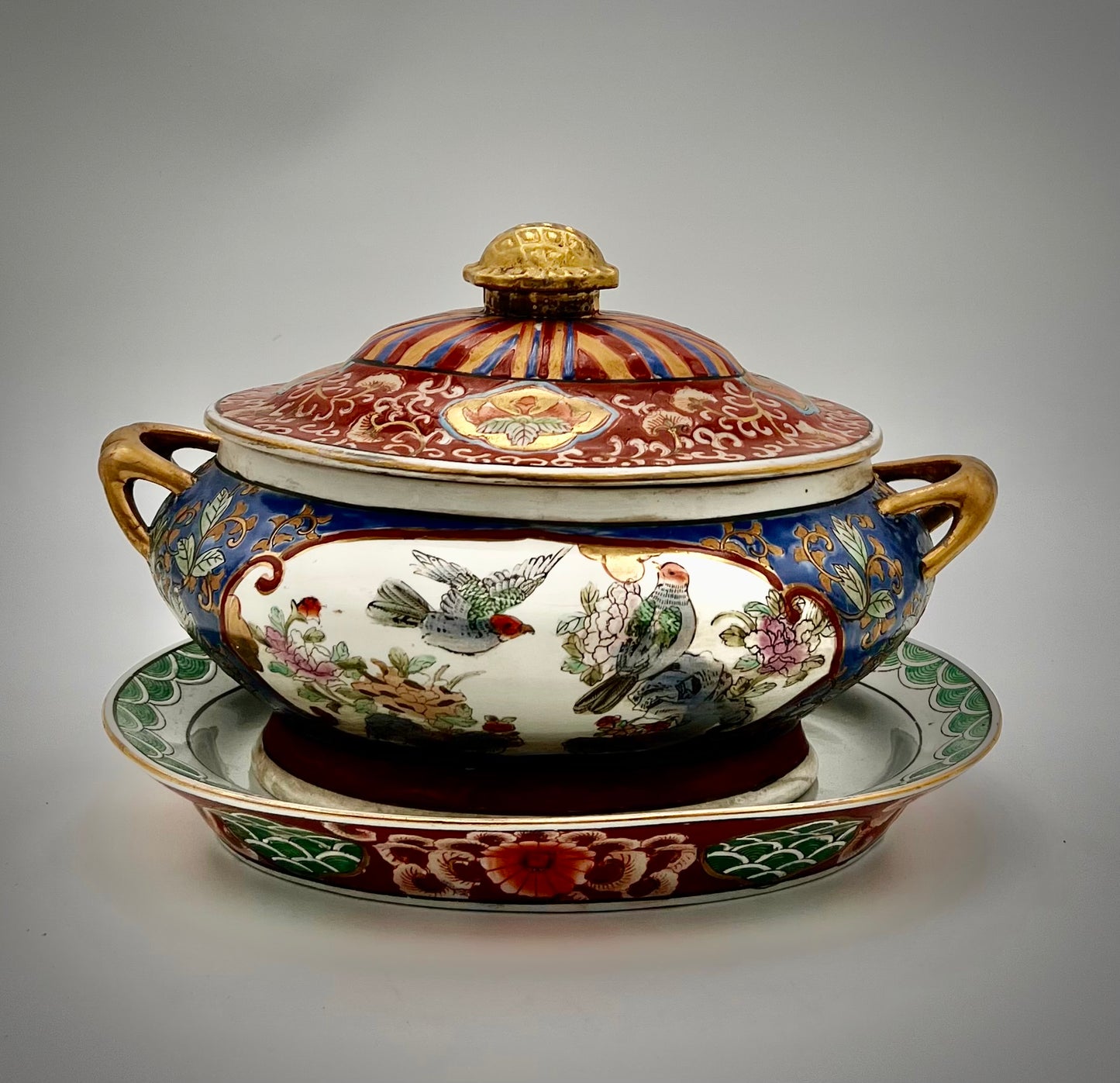 ANTIQUE SATSUMA HAND PAINTED LIDDED TUREEN WITH TRAY