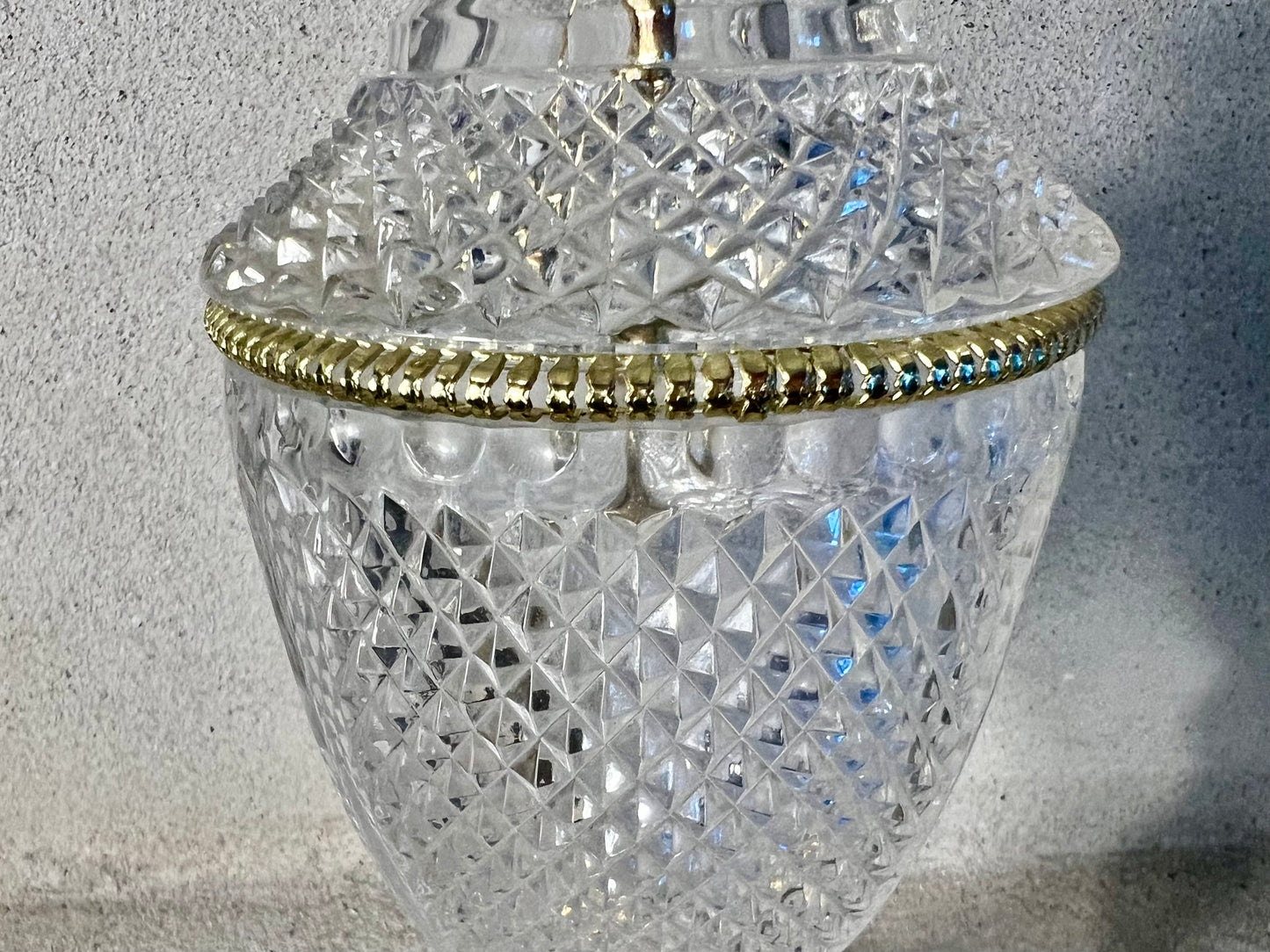 VINTAGE PAIR OF PINAPPLE CUT GLASS CRYSTAL AND BRASS TABLE LAMPS
