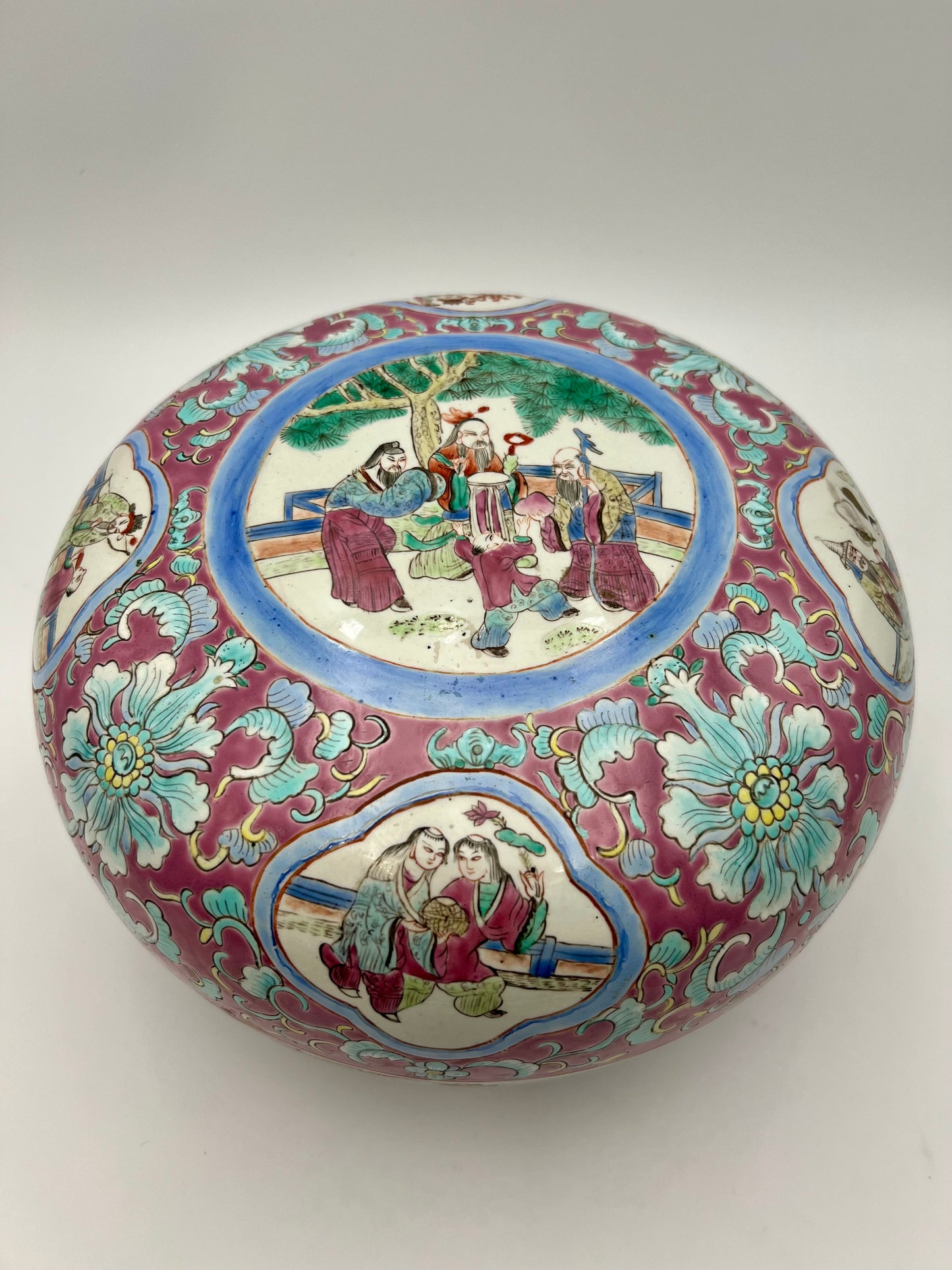 ANTIQUE LARGE CHINESE PORCELAIN  CIRCULAR BOX AND COVER