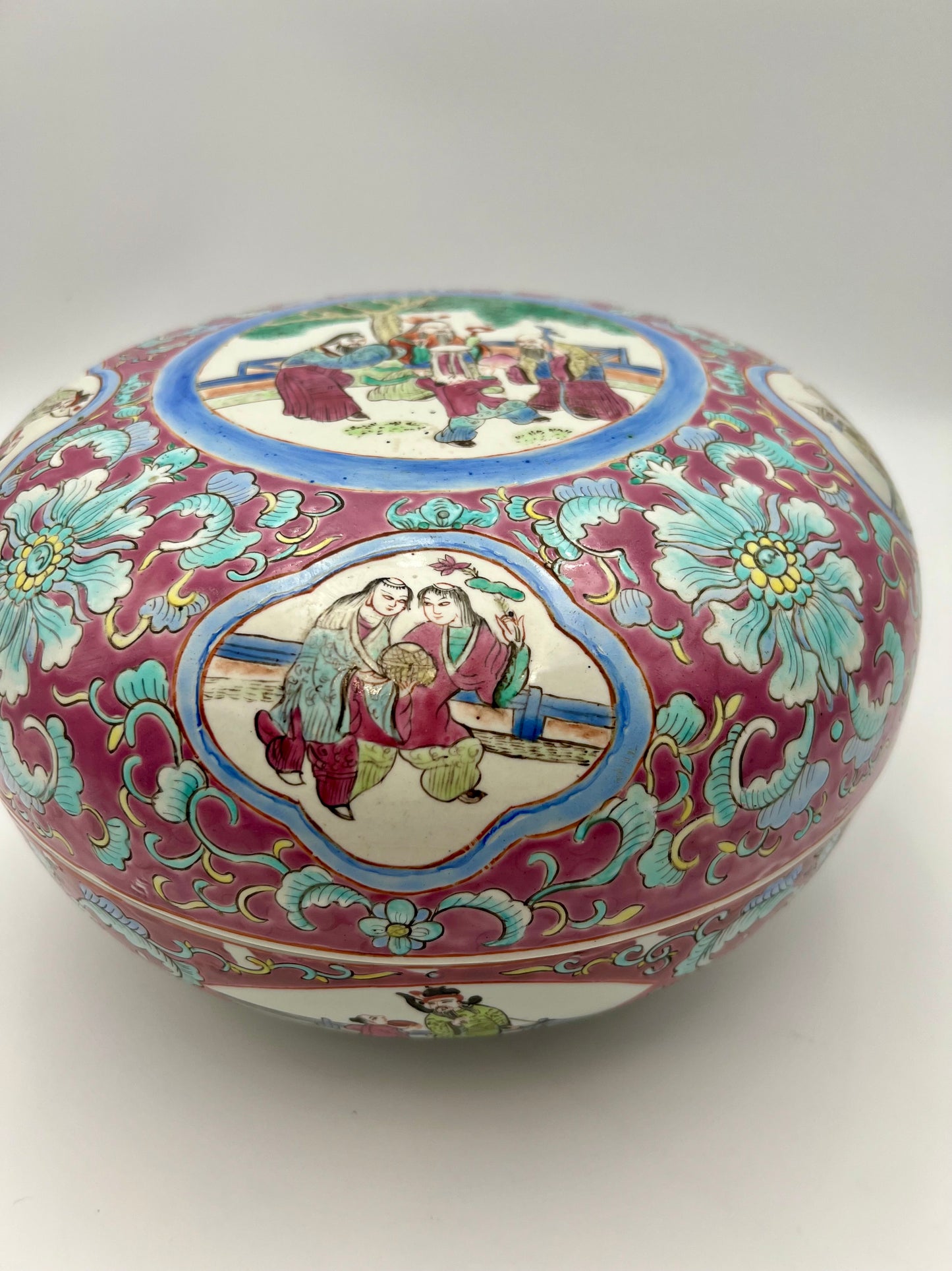 ANTIQUE LARGE CHINESE PORCELAIN  CIRCULAR BOX AND COVER