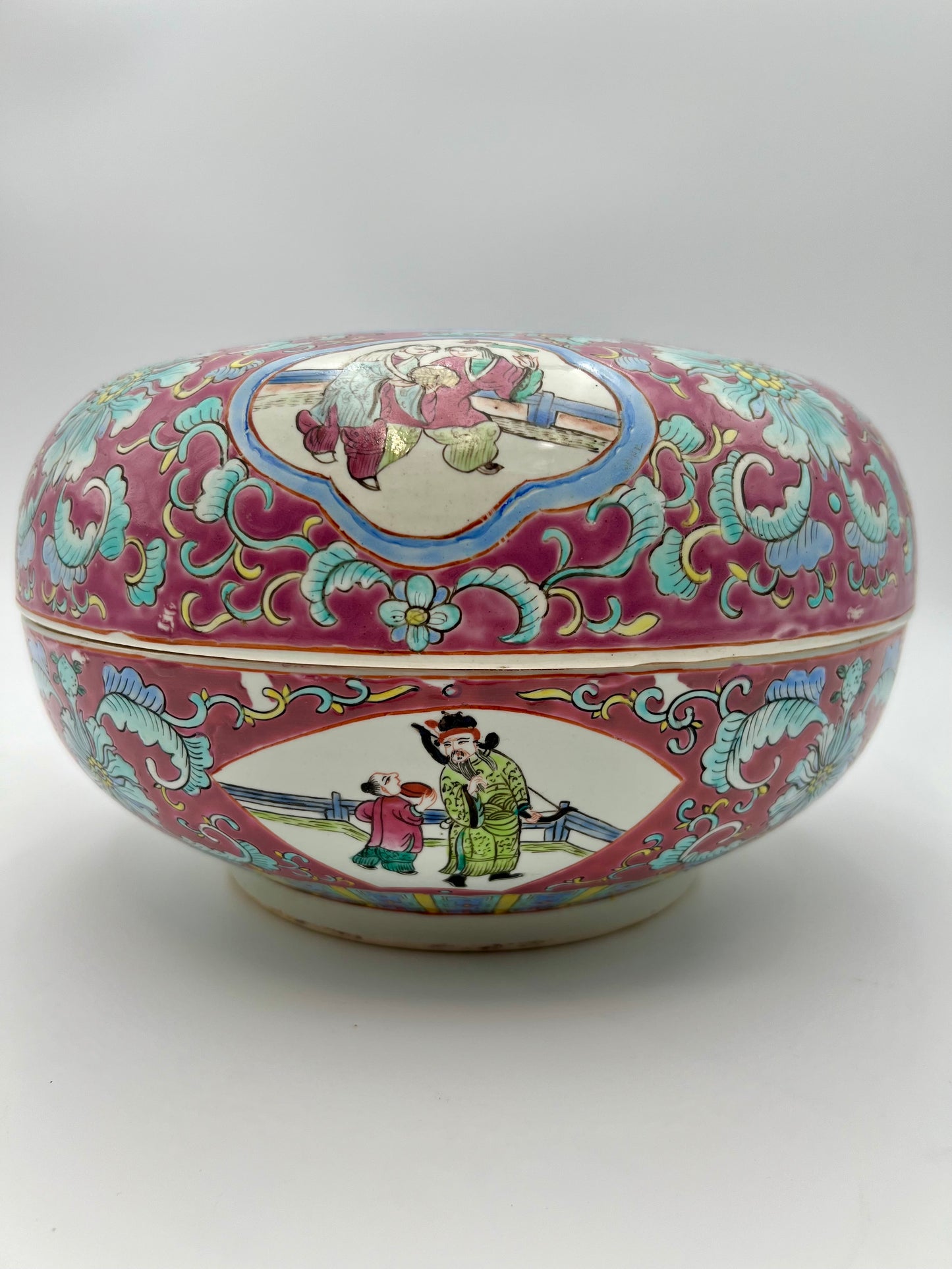 ANTIQUE LARGE CHINESE PORCELAIN  CIRCULAR BOX AND COVER