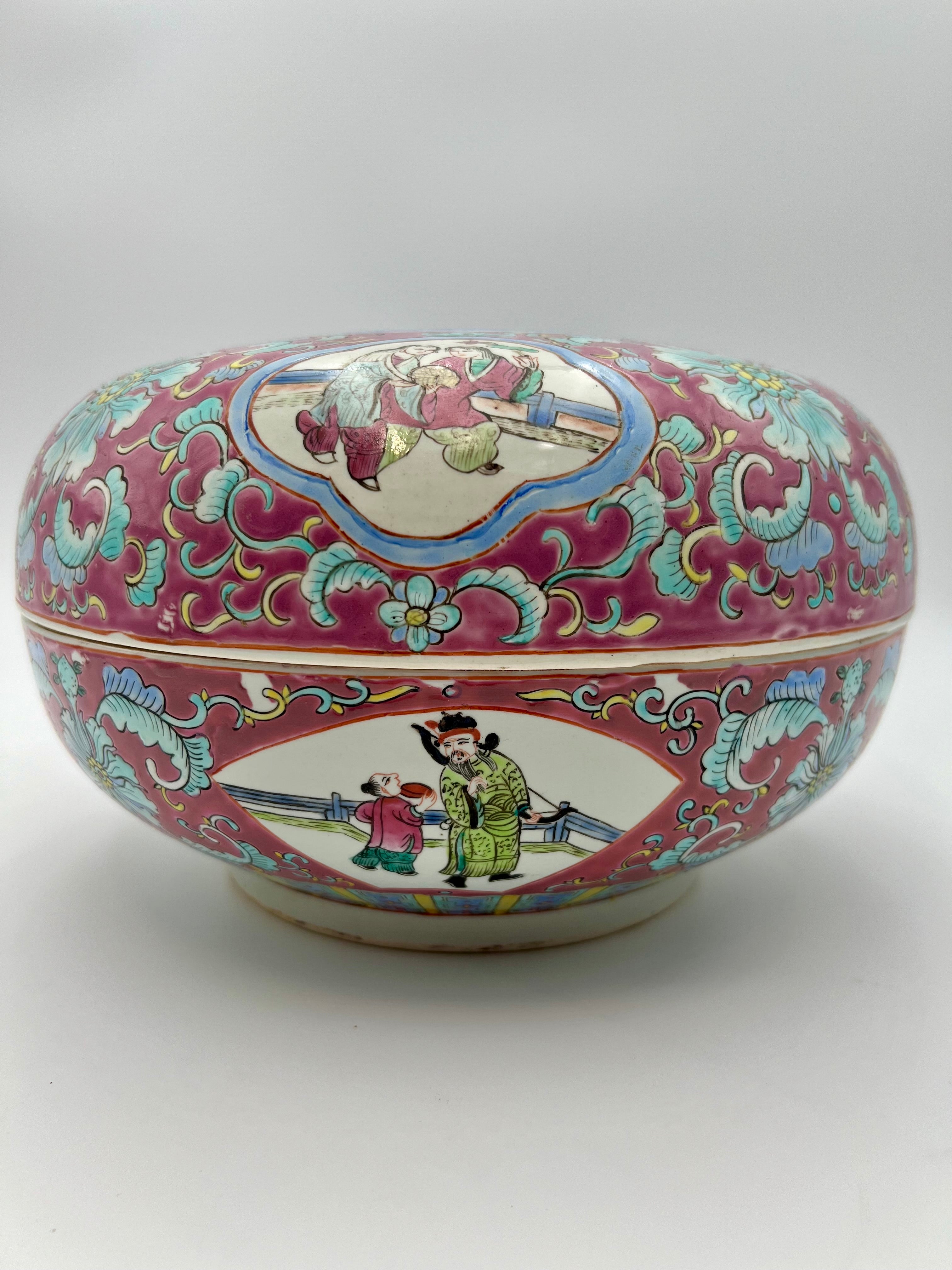 ANTIQUE LARGE CHINESE PORCELAIN  CIRCULAR BOX AND COVER