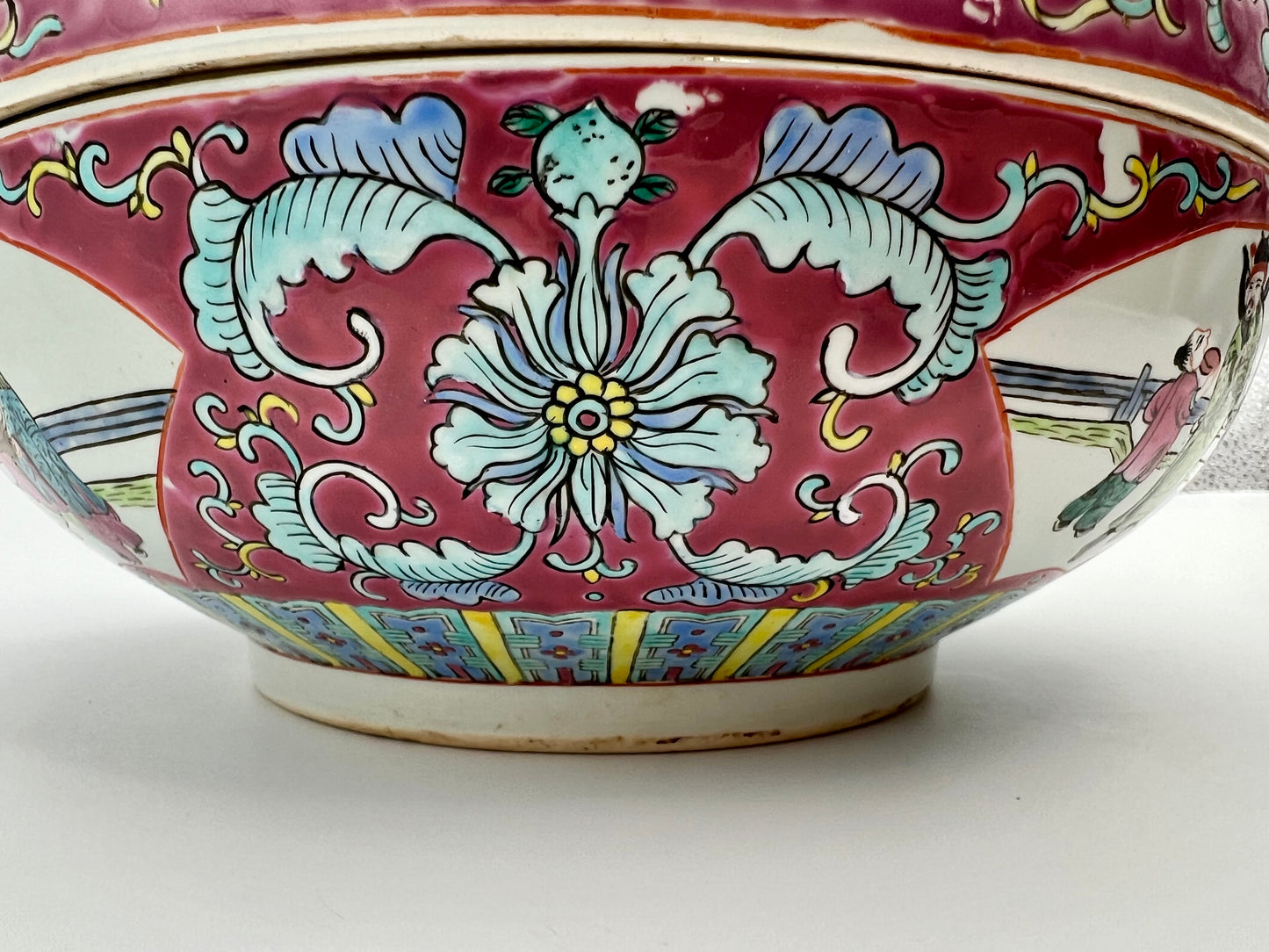 ANTIQUE LARGE CHINESE PORCELAIN  CIRCULAR BOX AND COVER