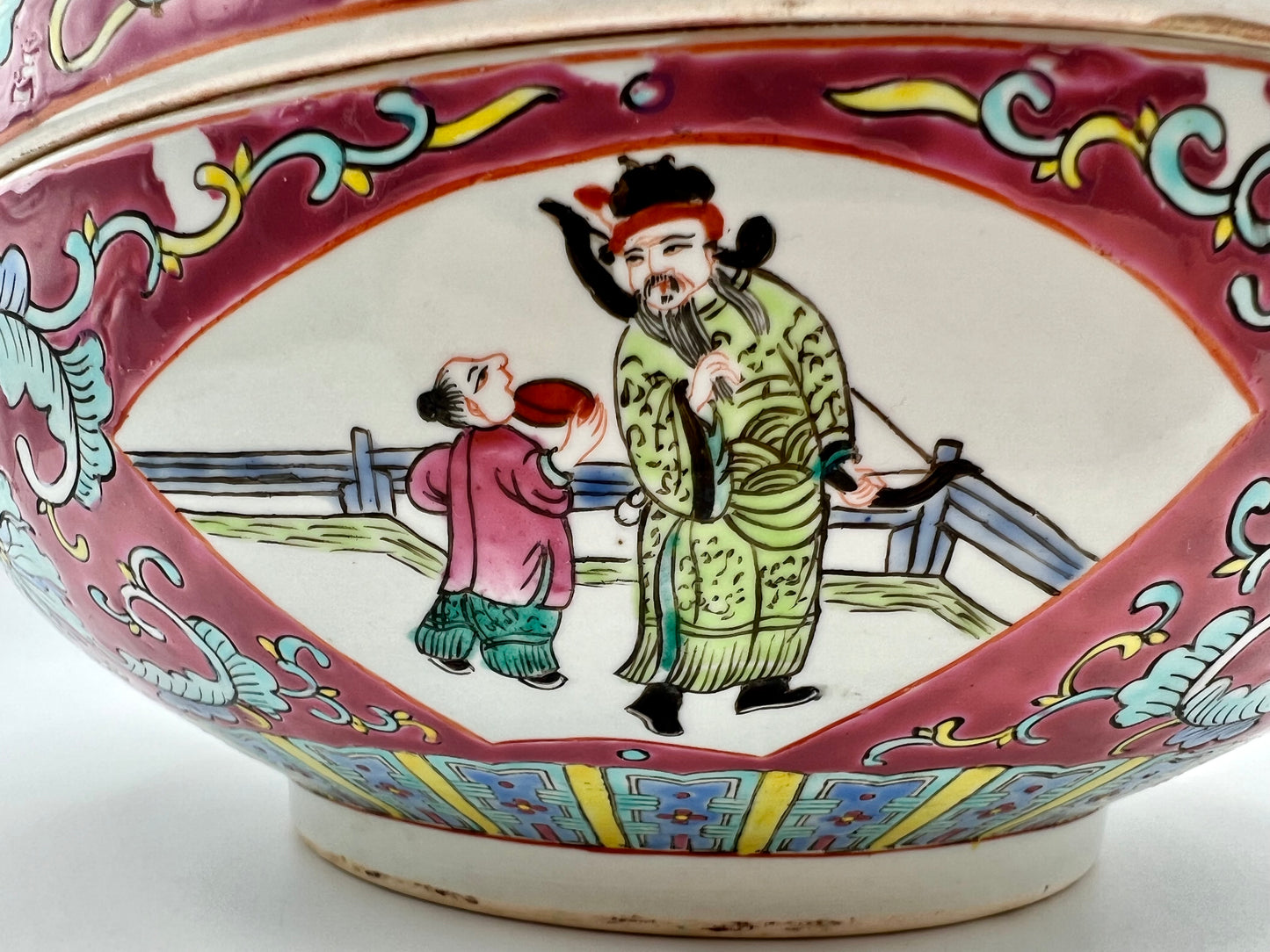 ANTIQUE LARGE CHINESE PORCELAIN  CIRCULAR BOX AND COVER