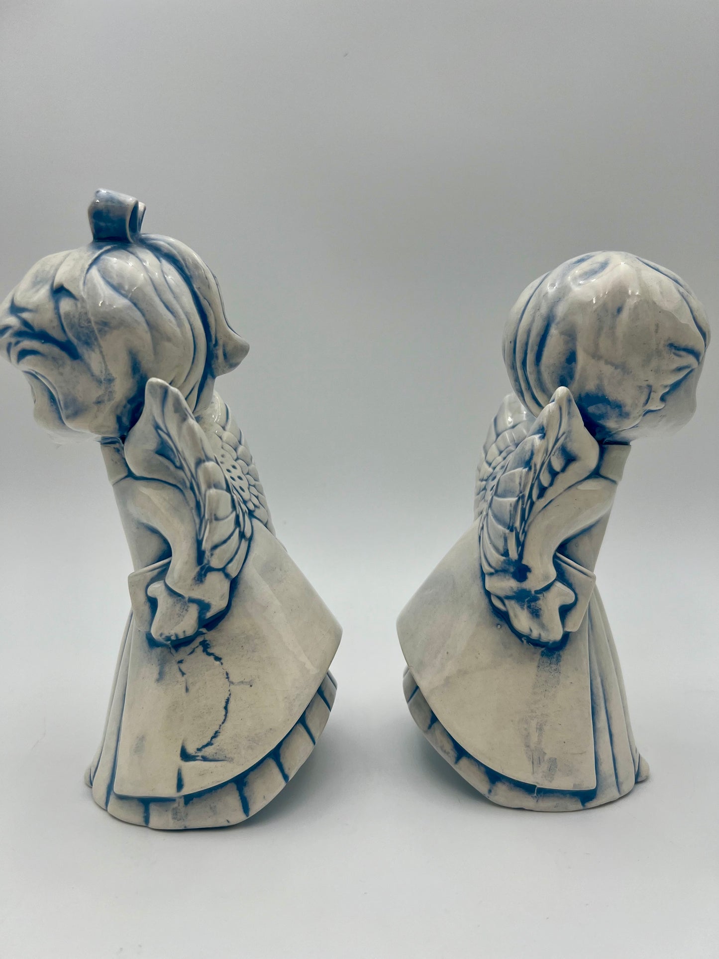 VINTAGE SIGNED CERAMIC KISSING ANGELS CIRCA 1983