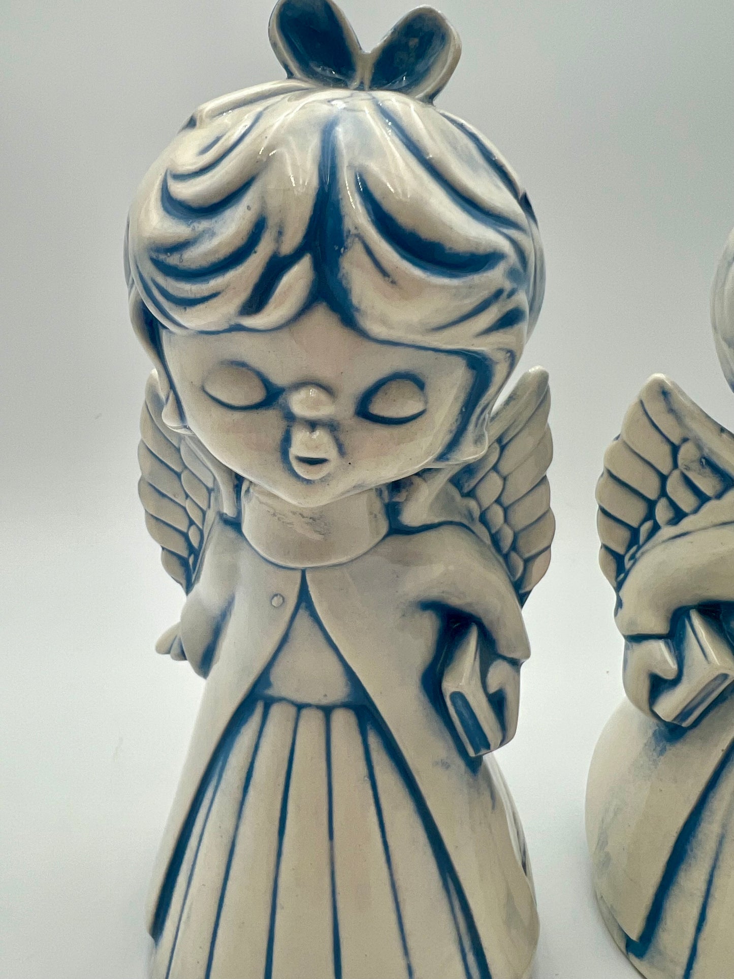 VINTAGE SIGNED CERAMIC KISSING ANGELS CIRCA 1983