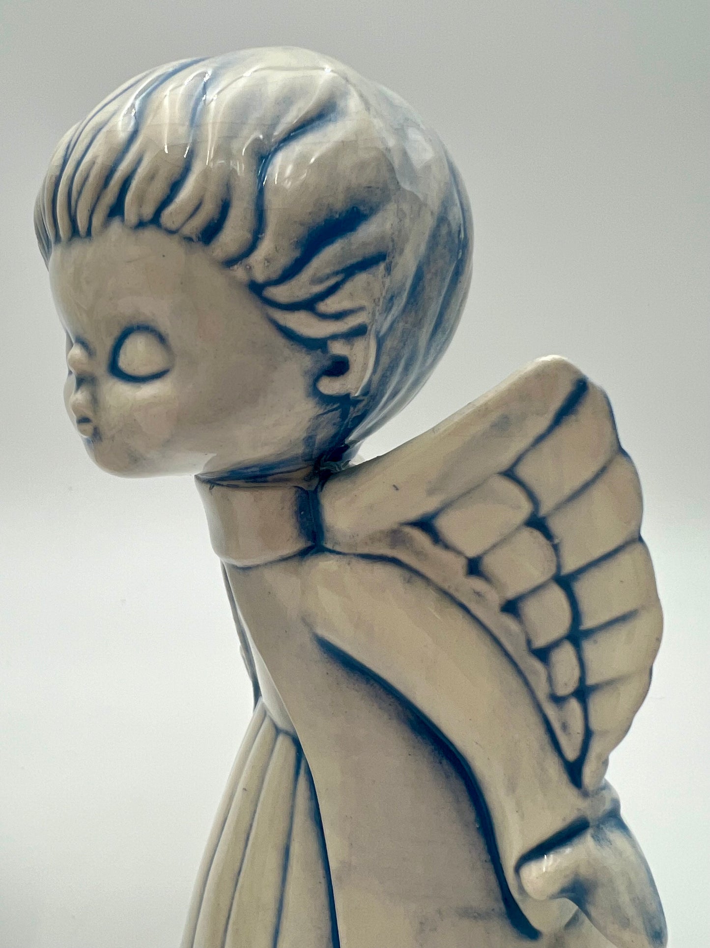 VINTAGE SIGNED CERAMIC KISSING ANGELS CIRCA 1983