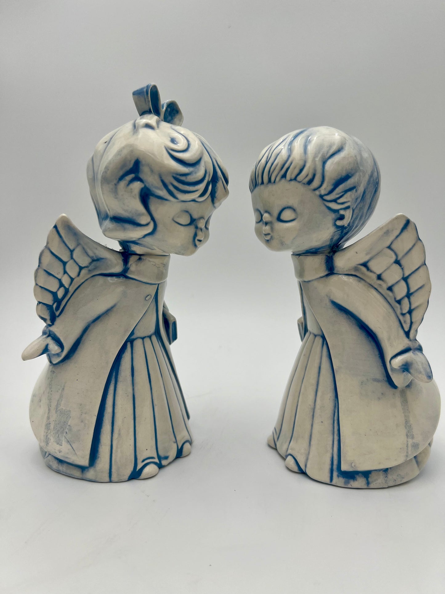 VINTAGE SIGNED CERAMIC KISSING ANGELS CIRCA 1983